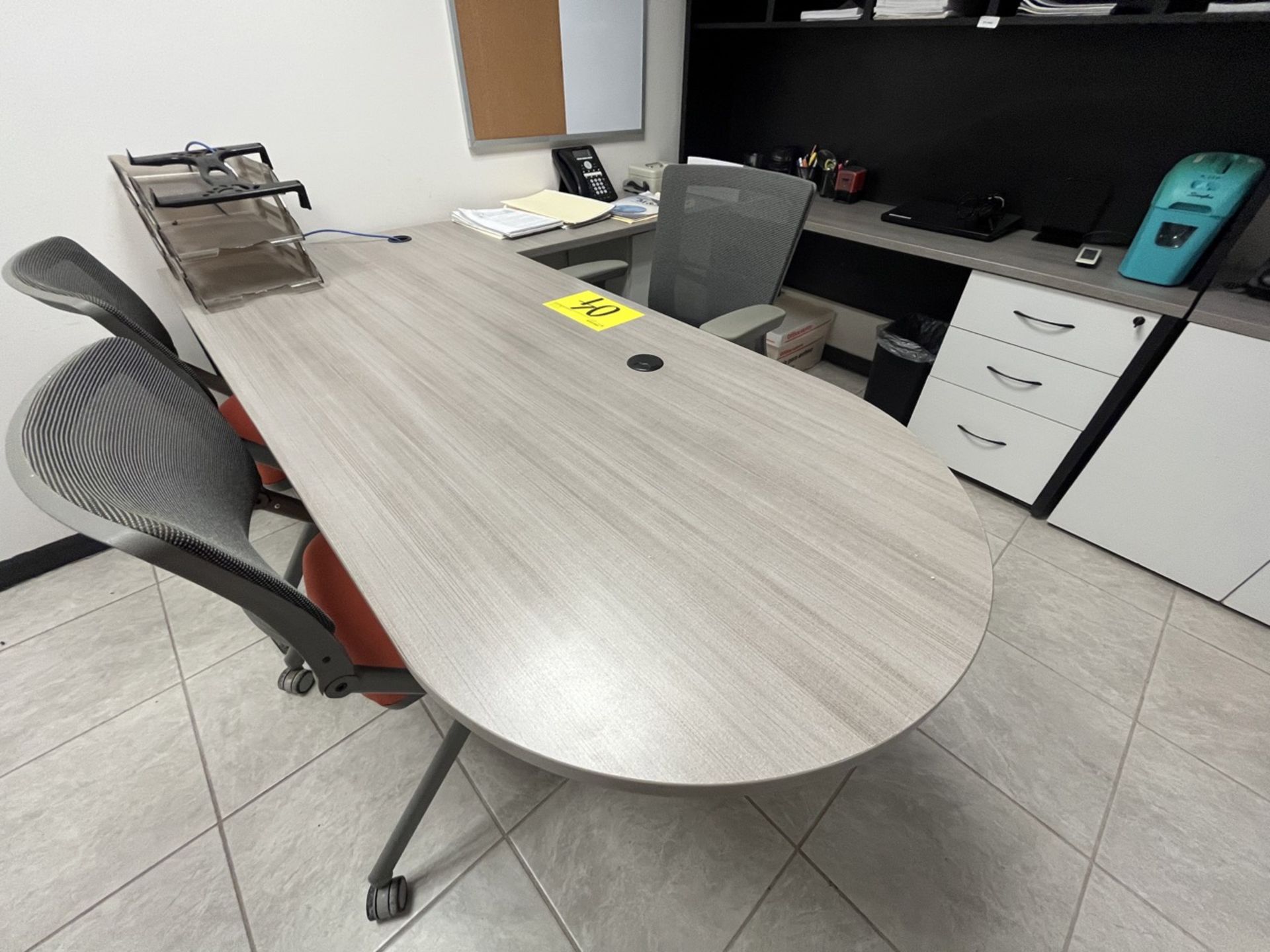 Executive office includes: Wooden desk in melamine refinements, square type, measuring approximate - Bild 2 aus 17