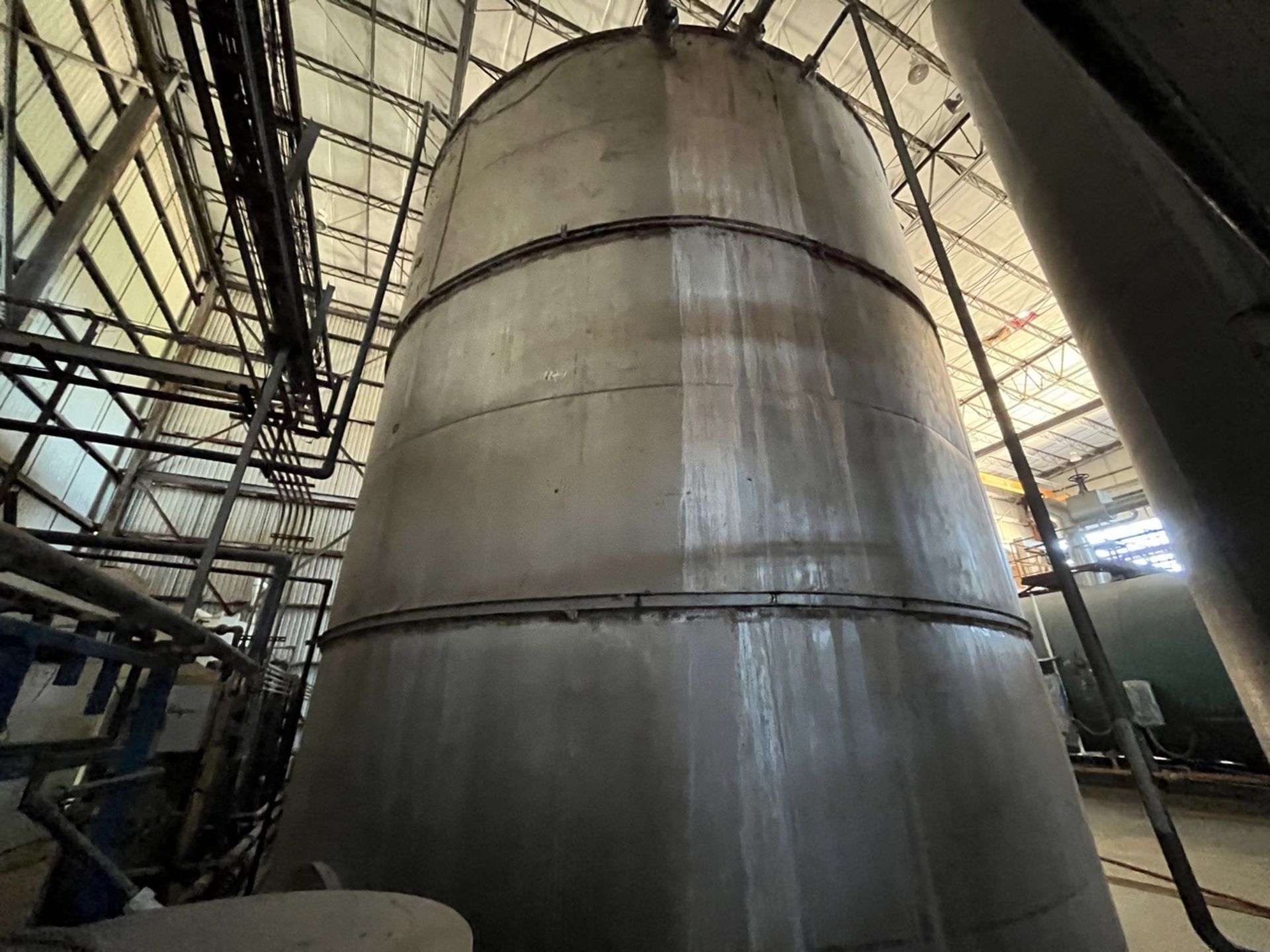 Stainless steel storage tank with a capacity of 192,163 liters, measuring approximately 6 meters in - Image 5 of 9