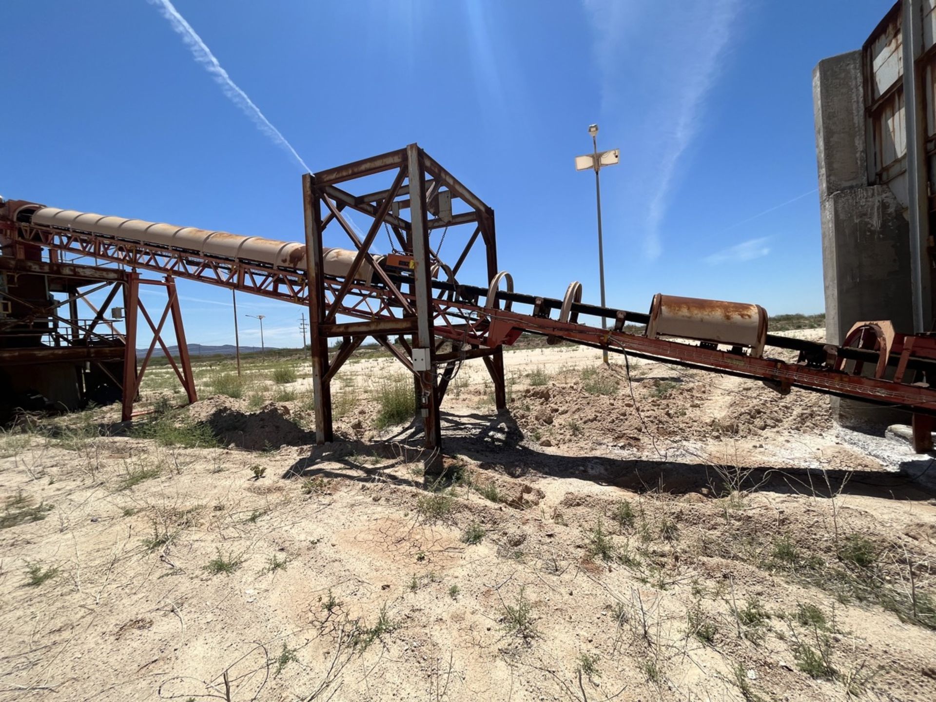 MECO Inclined rubber conveyor belt measuring approximately 60 cm wide x 20 meters long, Series 2659 - Image 4 of 42