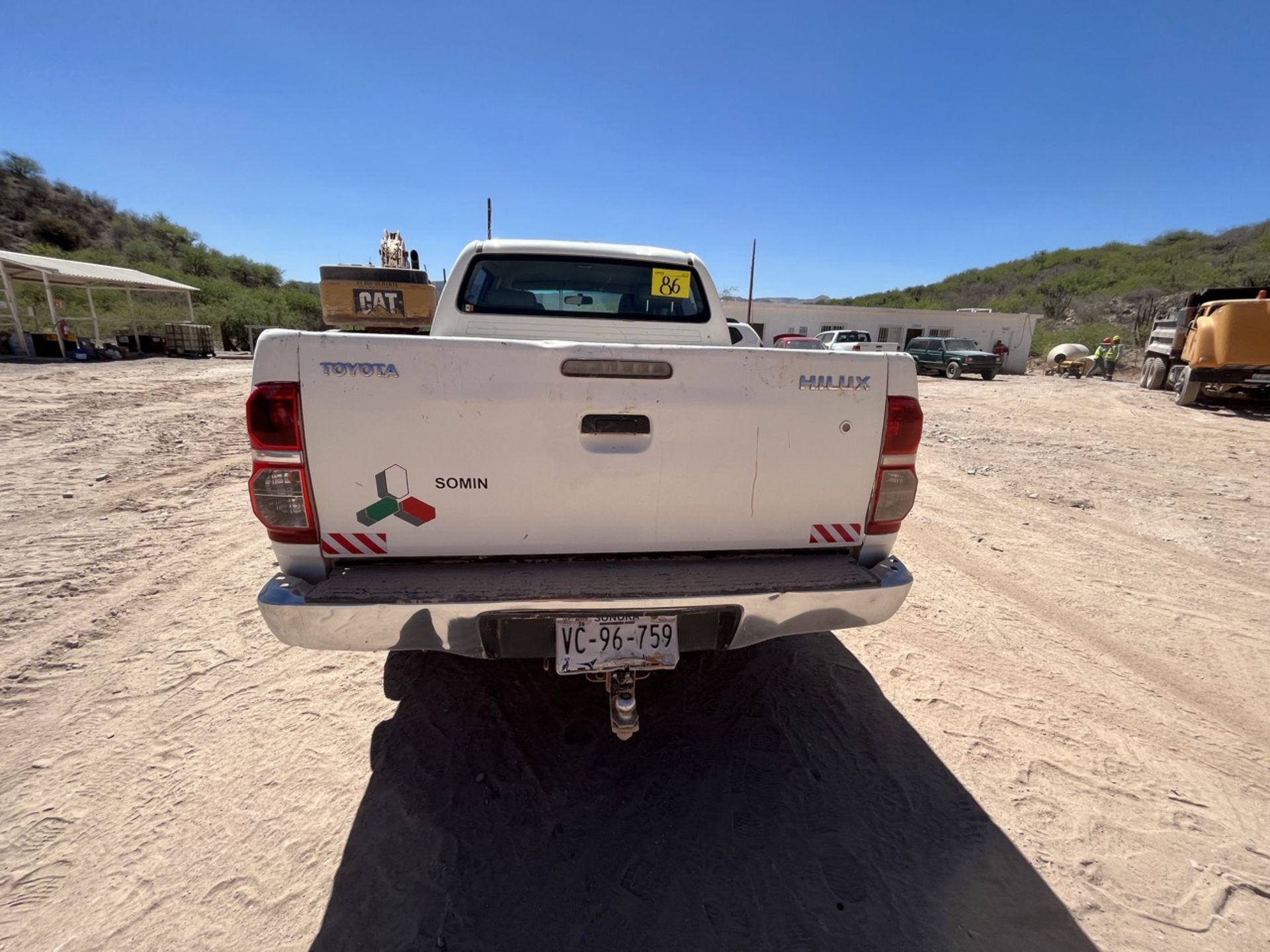 Vehicle Toyota Hilux, Pick Up Double cab white color, Serial MR0EX32G9F0263336, Model 2015, manual - Image 5 of 42