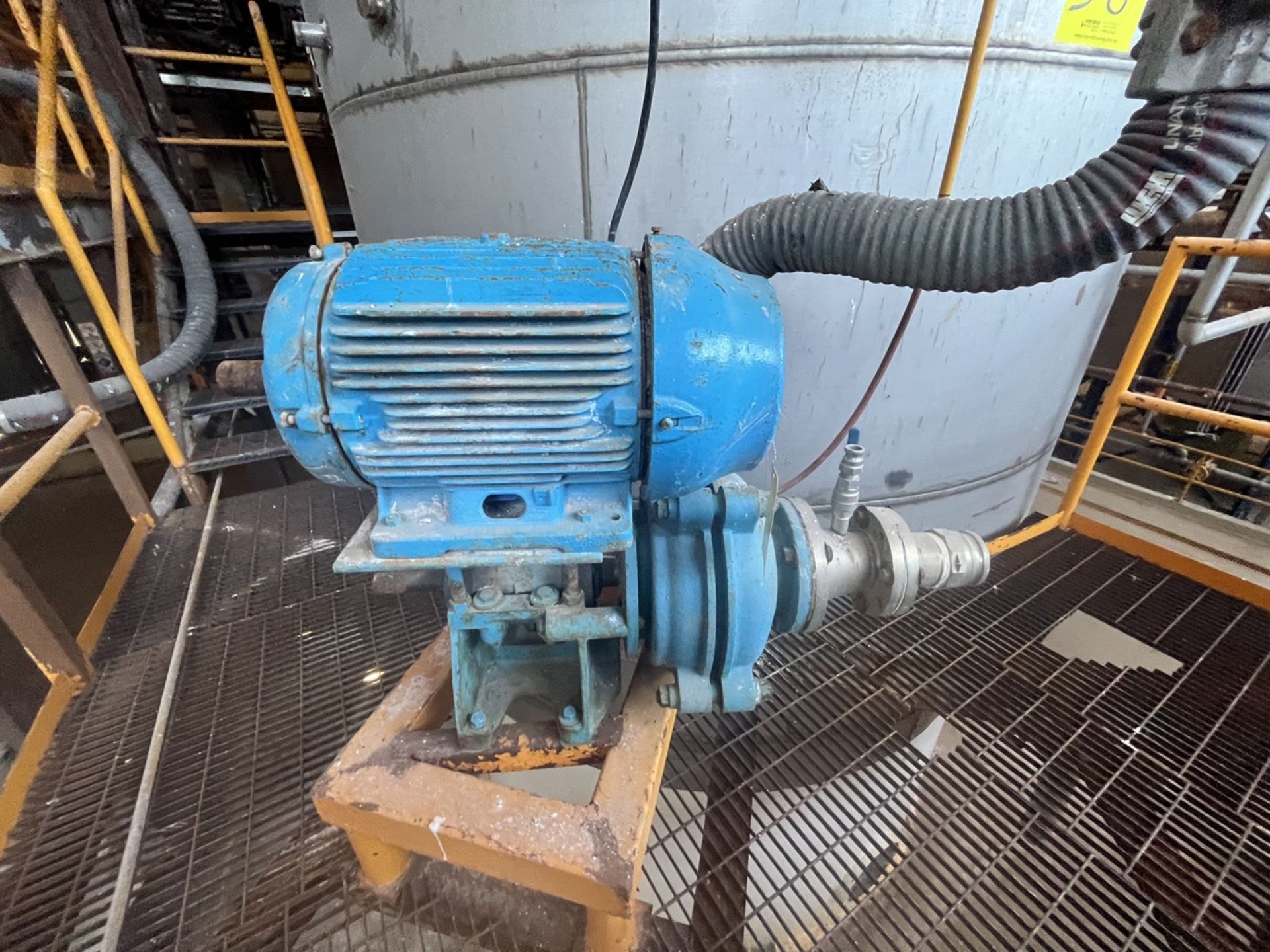 Stainless steel vane pump, equipped with 30 hp Weg motor. / Bomba de acero inoxidable de paletas, M