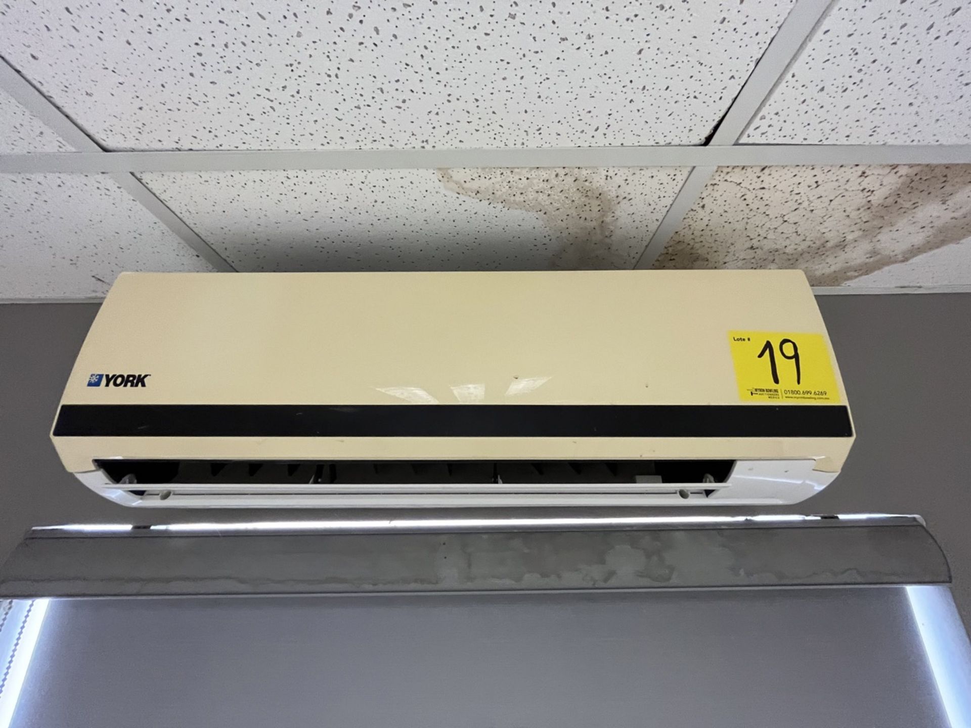 York minisplit air conditioner with control, Model YSEA12FS-ADK, Series 100001046140850052, 220 Vo