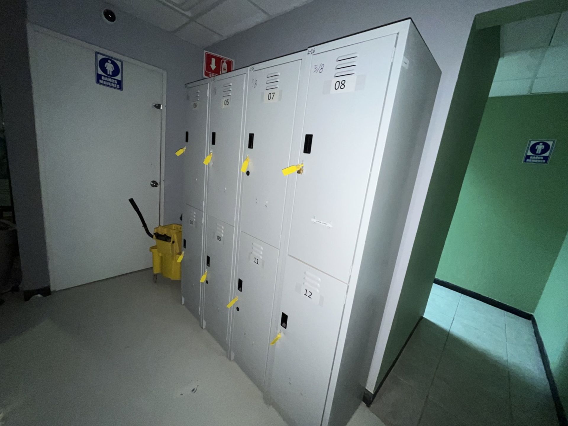 Lot of 8 storage lockers of 2 spaces each, measuring approximately 0.40 x 0.40 x 1.80 meters. / Lo - Image 3 of 6