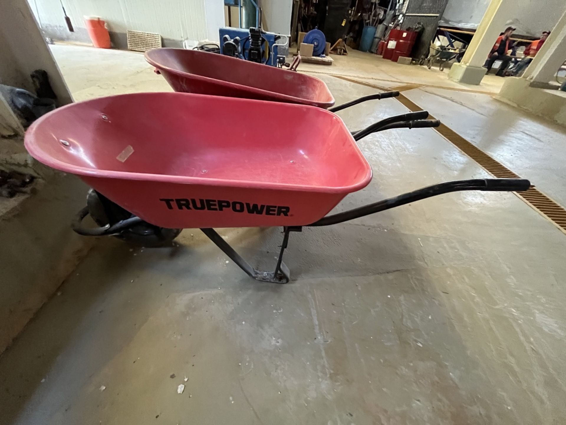 Lot of 2 red Truper wheelbarrows / Lote de 2 carretillas de carga marca Truper en color rojo. - Image 6 of 7