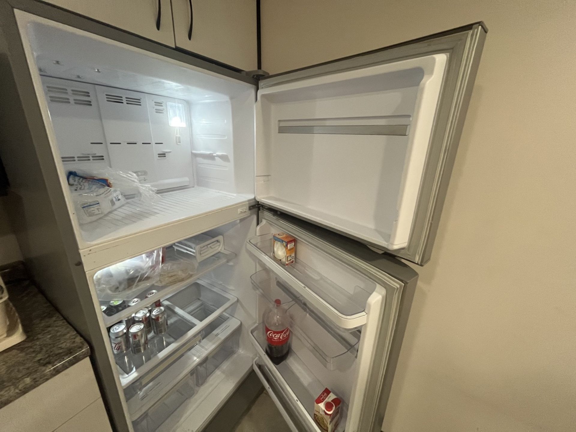 Frigidare two-door gray refrigerator, Model FRT164AG, Series MR5XN084, 127 V. / Refrigerador de dos - Image 2 of 6