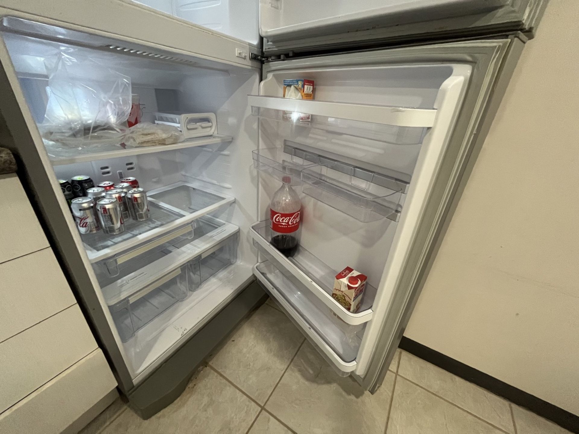 Frigidare two-door gray refrigerator, Model FRT164AG, Series MR5XN084, 127 V. / Refrigerador de dos - Image 3 of 6