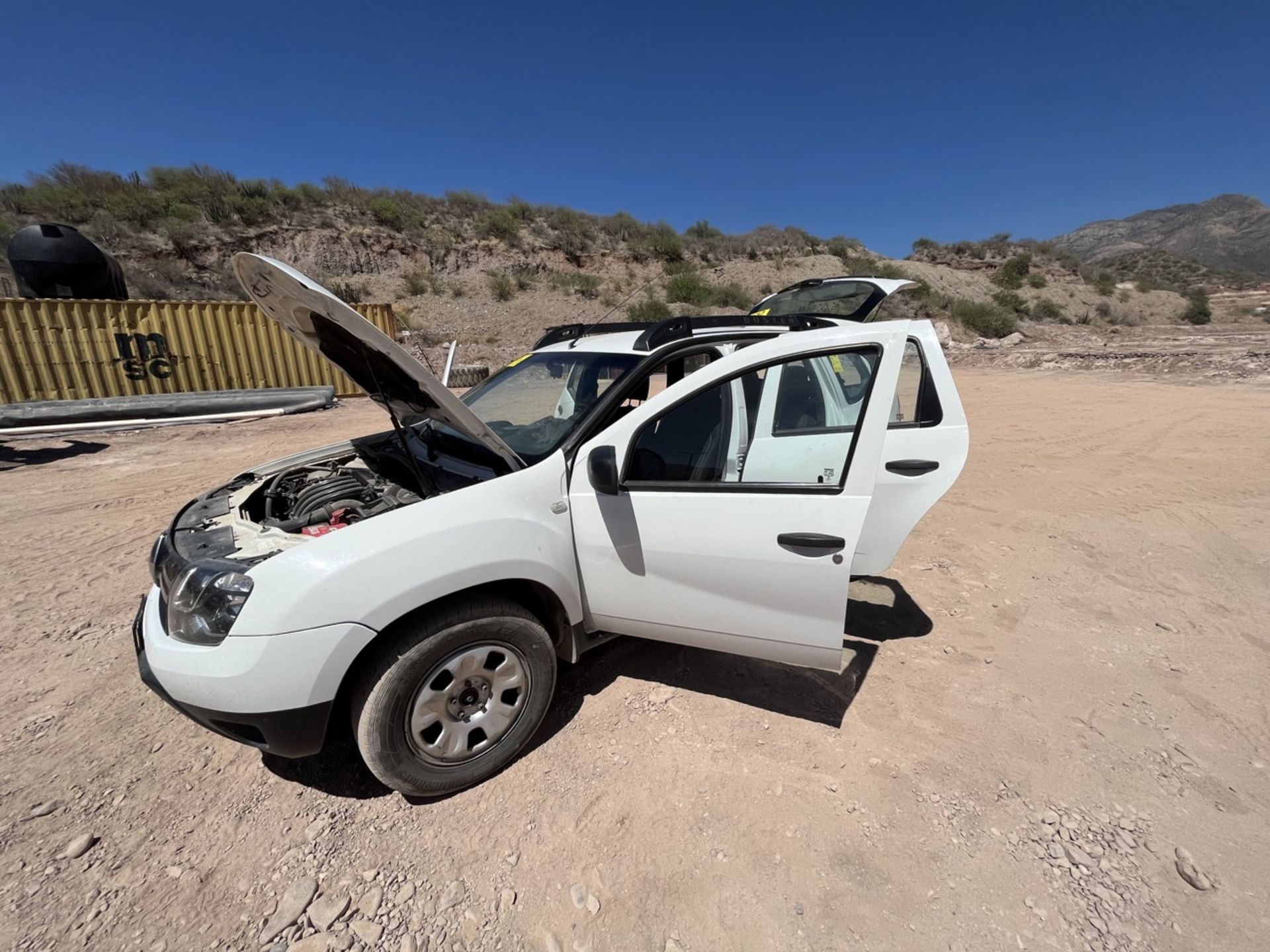 Renault Duster white vehicle, Series 9FBHS1FH4HM590467, Model 2017, automatic transmission, electr - Bild 24 aus 98