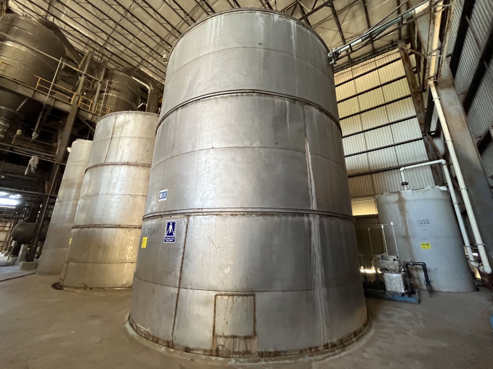 Stainless steel storage tank with a capacity of 192,163 liters, measuring approximately 6 meters in - Image 2 of 8