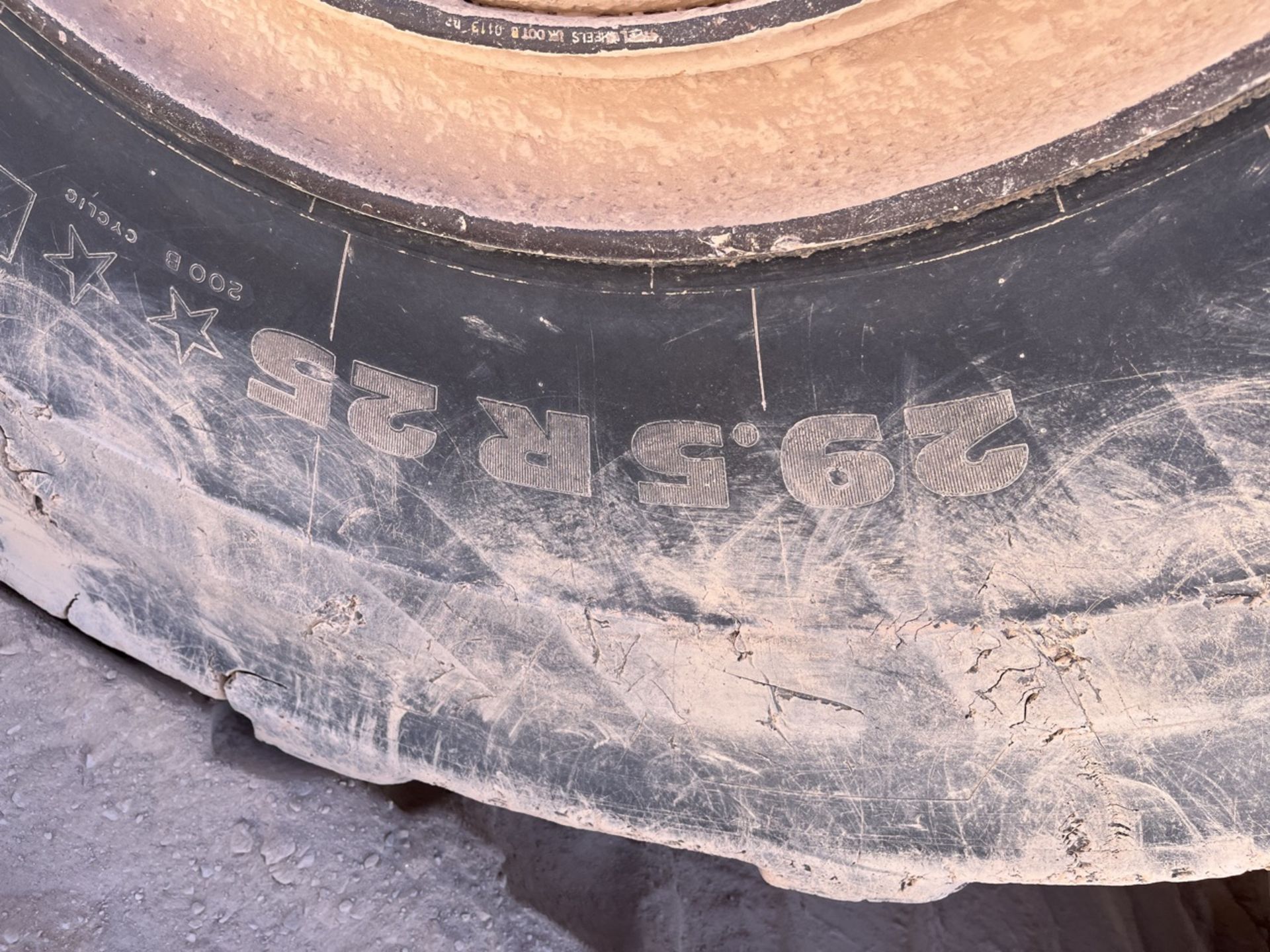 Lot of 3 tires of measures 29.5 R 25 E3, different brands. / Lote de 3 llantas de medida 29.5 R 25 - Image 11 of 12