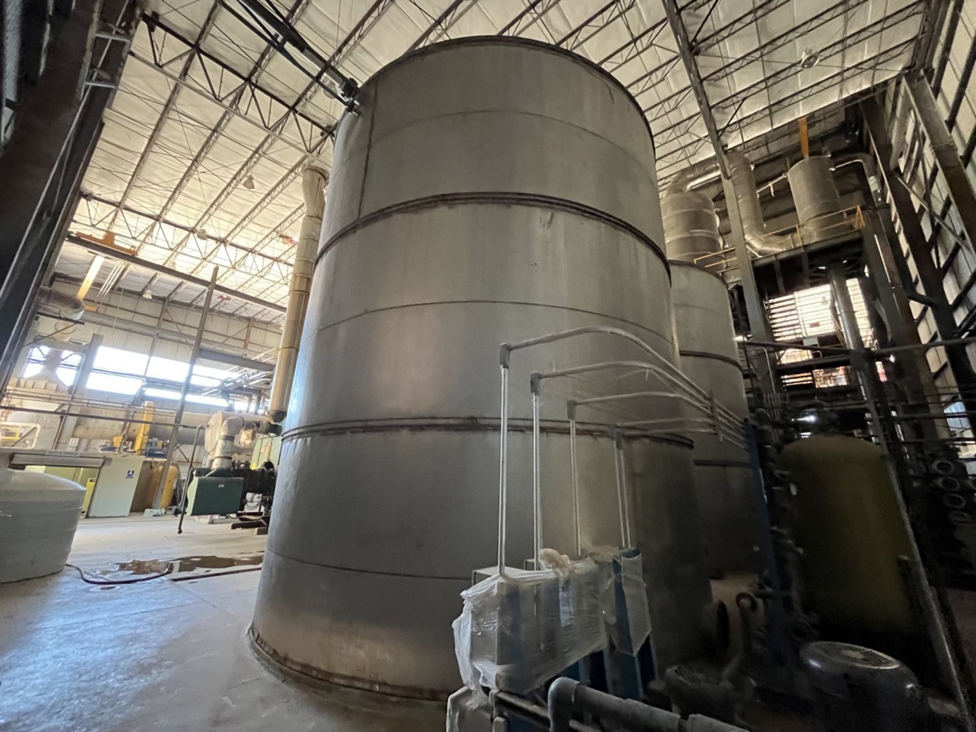 Stainless steel storage tank with a capacity of 192,163 liters, measuring approximately 6 meters in - Image 3 of 8