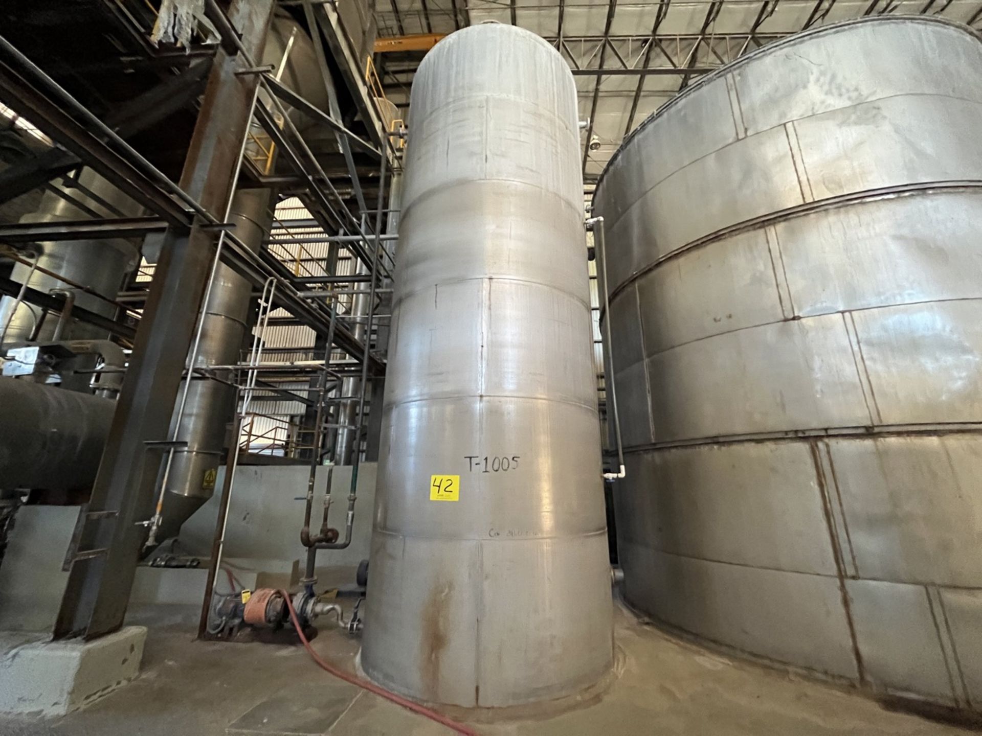 Stainless steel storage tank with a capacity of 38,000 liters, measuring approximately 2.80 meters