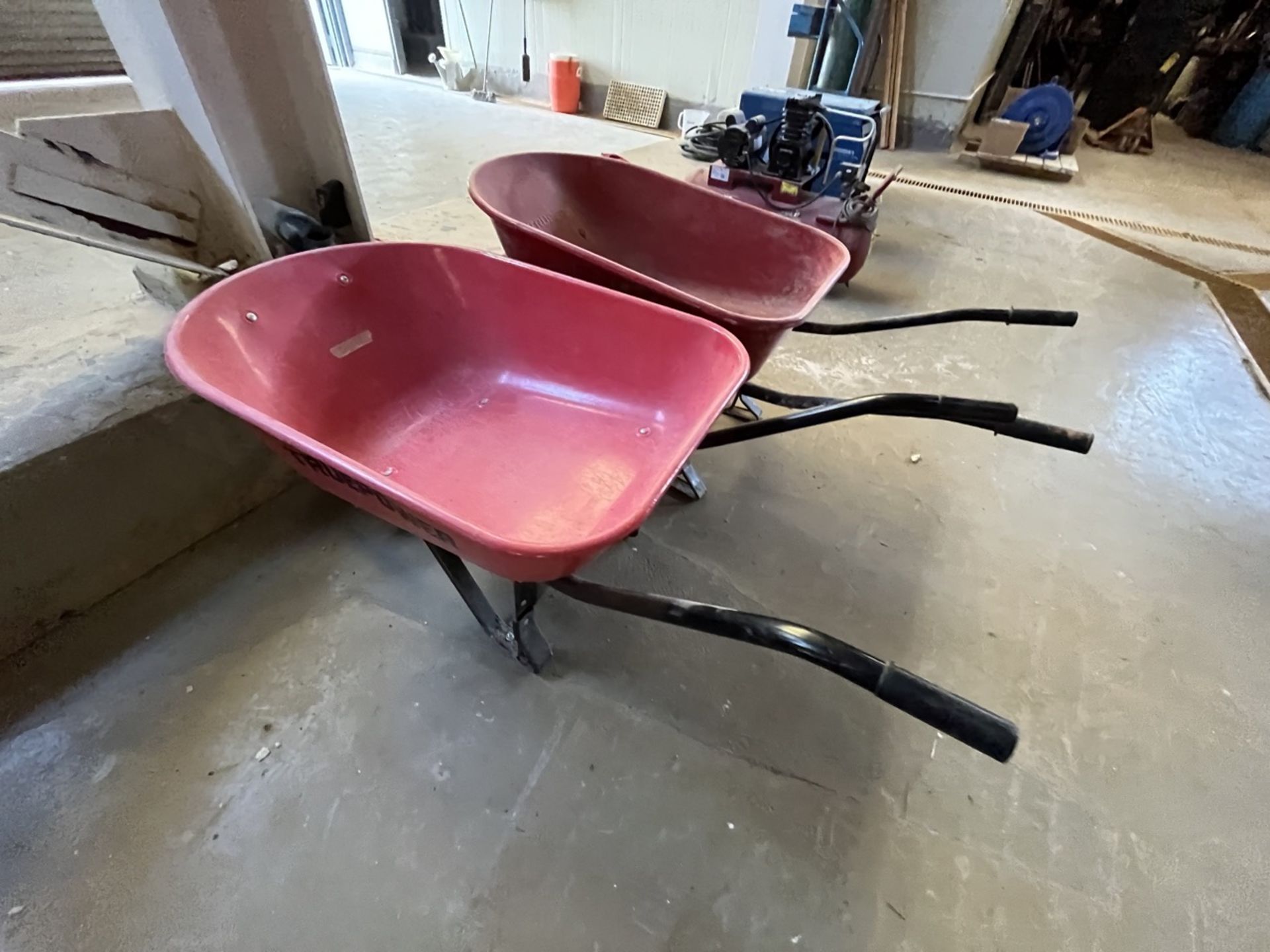 Lot of 2 red Truper wheelbarrows / Lote de 2 carretillas de carga marca Truper en color rojo. - Image 5 of 7