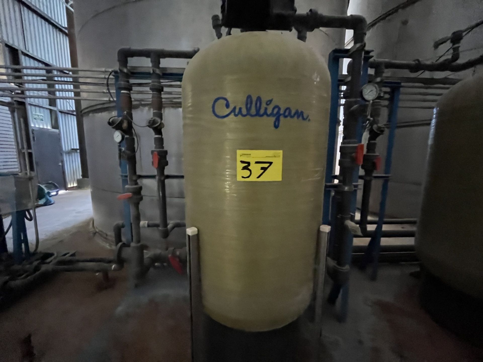 Culligan reverse osmosis equipment, with 300 psi Shelco filter, 3 softening tanks with a capacity o - Image 14 of 39