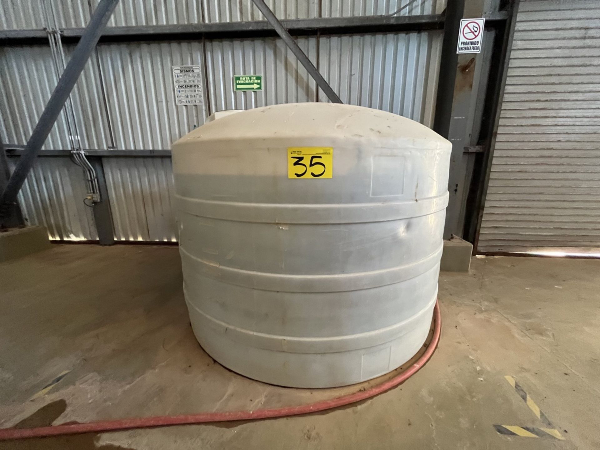 OASIS Water storage tank ,cistern type, capacity of 5 thousand liters approx, measures approx 2.10