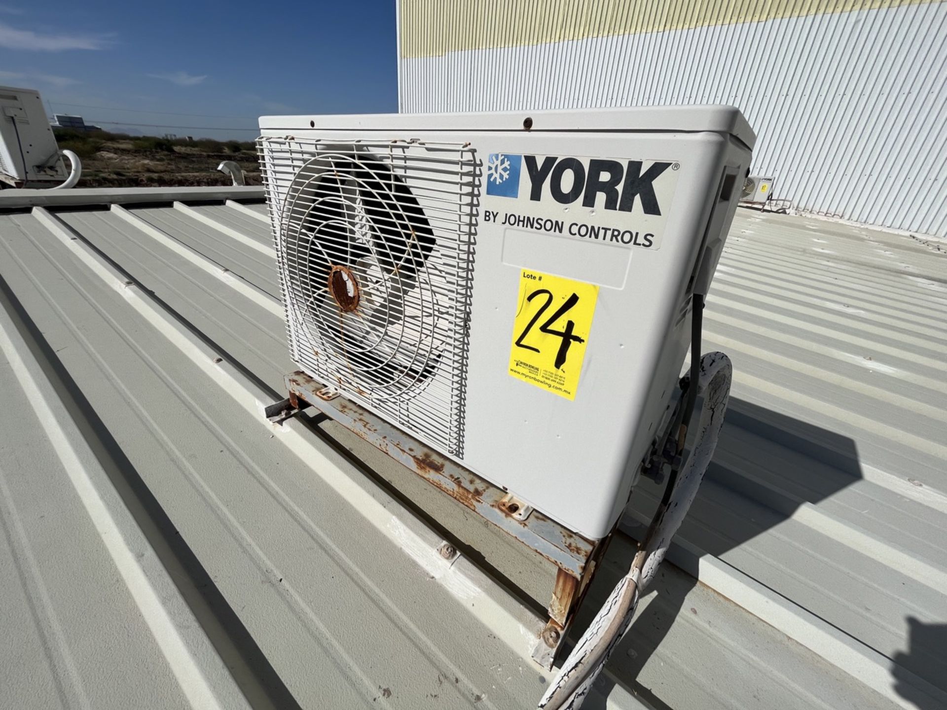 York minisplit air conditioner with control, Model YSEA12FS-ADK, 100001010140290127, Series, 220 Vo - Image 4 of 7