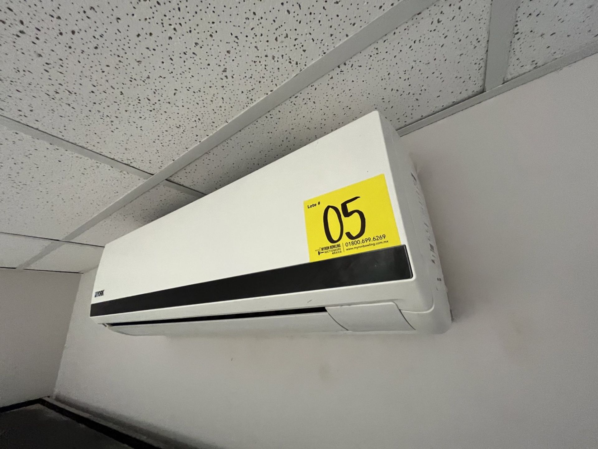 York minisplit air conditioner with control, Model YSEA12FS-ADK, Series 100001010140290128, 220 Vol - Image 4 of 11