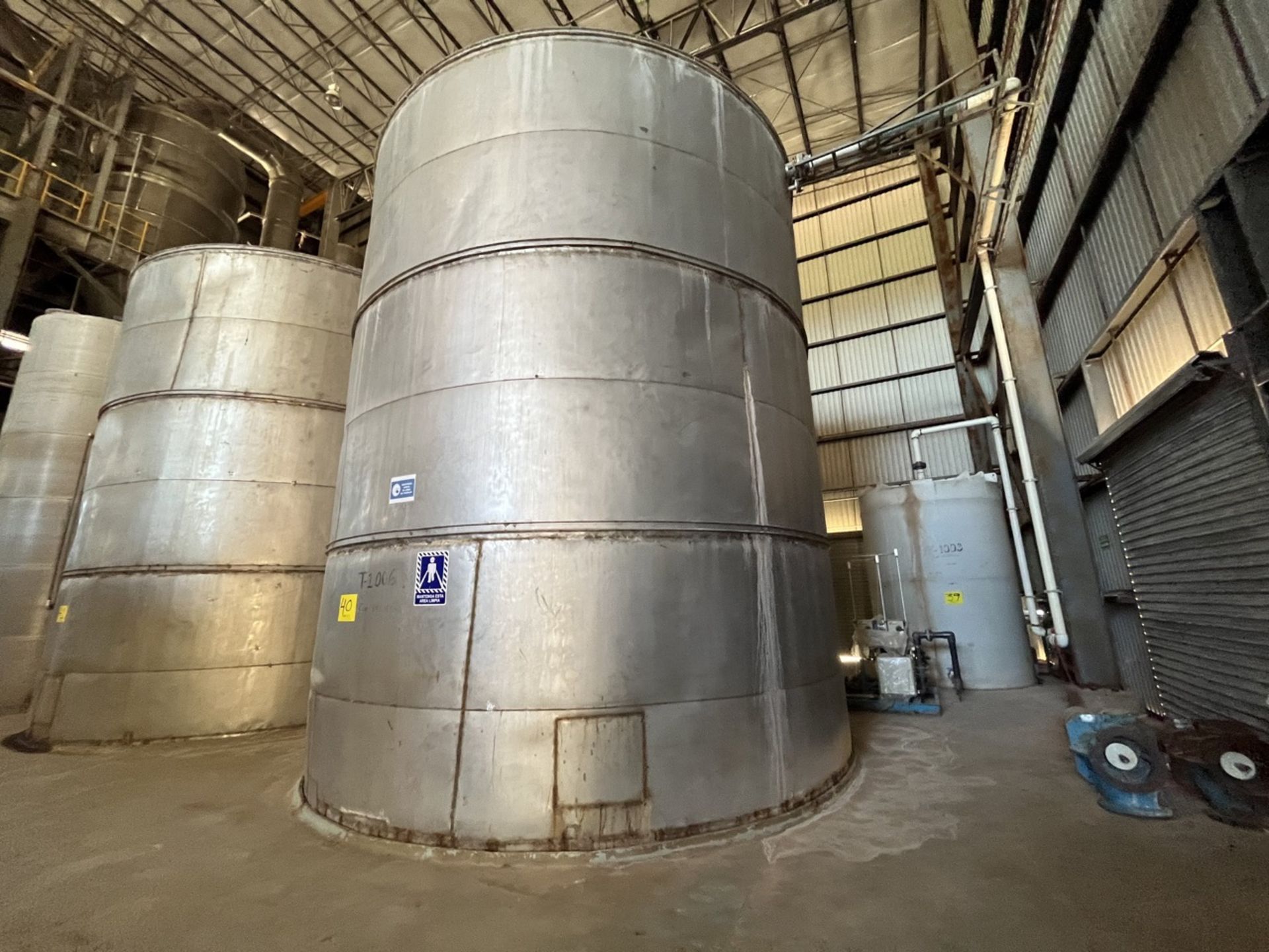 Stainless steel storage tank with a capacity of 192,163 liters, measuring approximately 6 meters in - Image 6 of 8