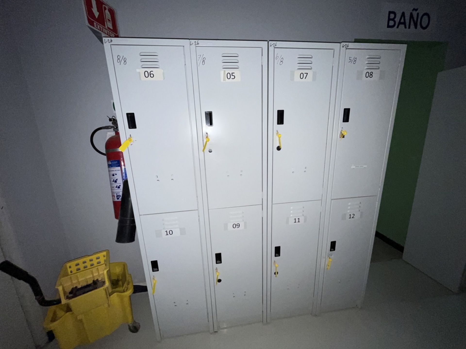 Lot of 8 storage lockers of 2 spaces each, measuring approximately 0.40 x 0.40 x 1.80 meters. / Lo