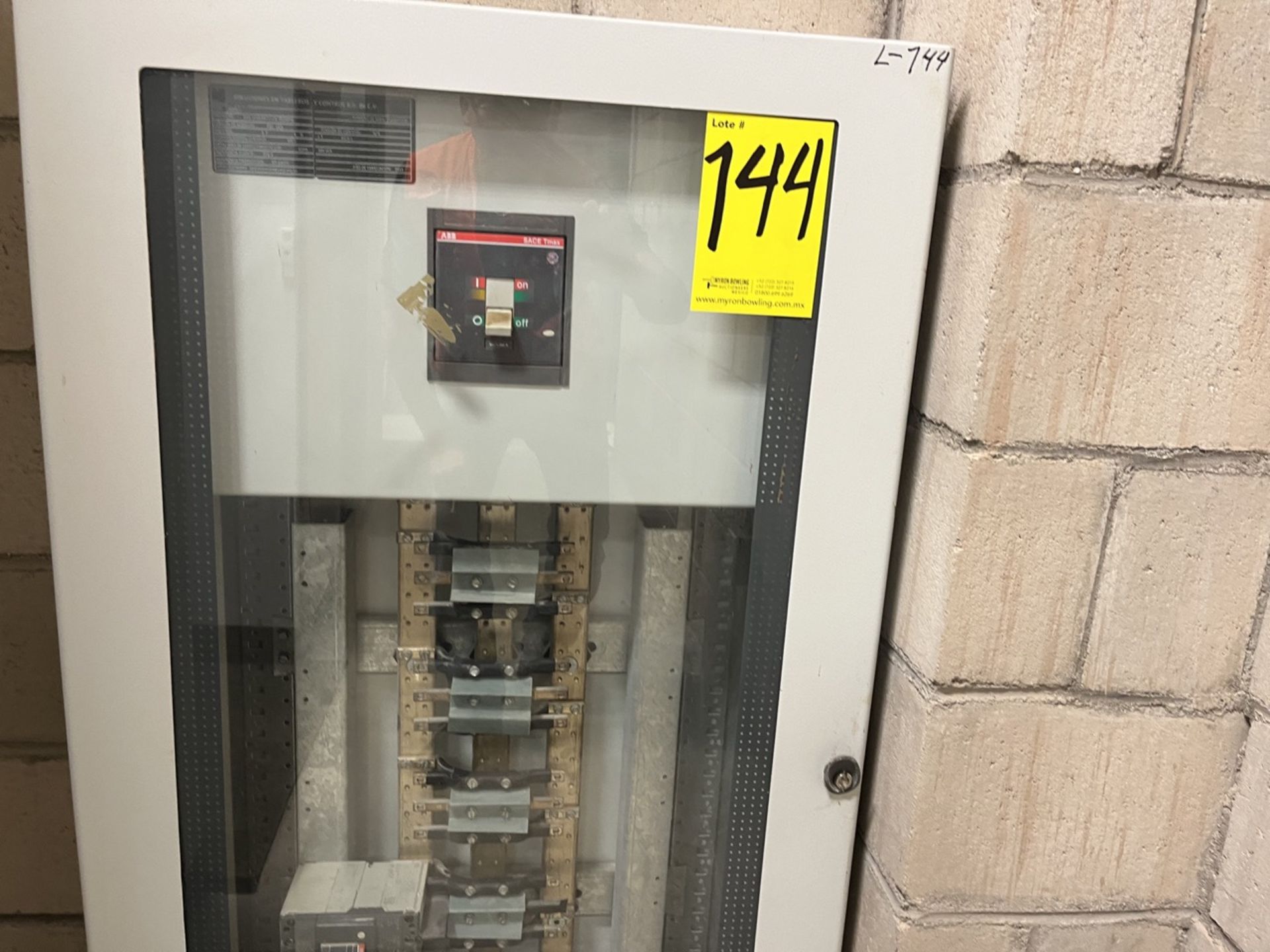 ABB distribution board, serial number 11510777/9, with ABB 400 A main switch, year 2015. / Tablero