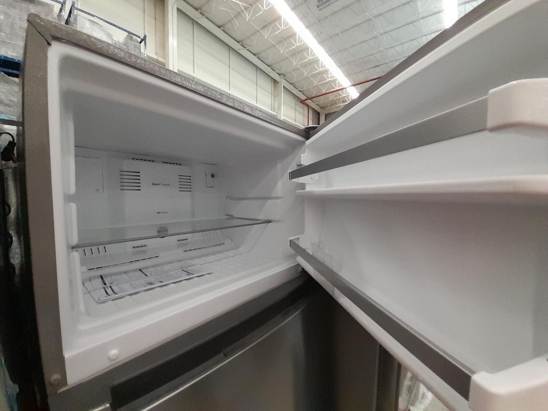 Lote de 2 Refrigeradores contiene: 1 Refrigerador Marca WHIRLPOOL, Modelo WT1818A, Color GRIS; 1 Re - Image 7 of 8