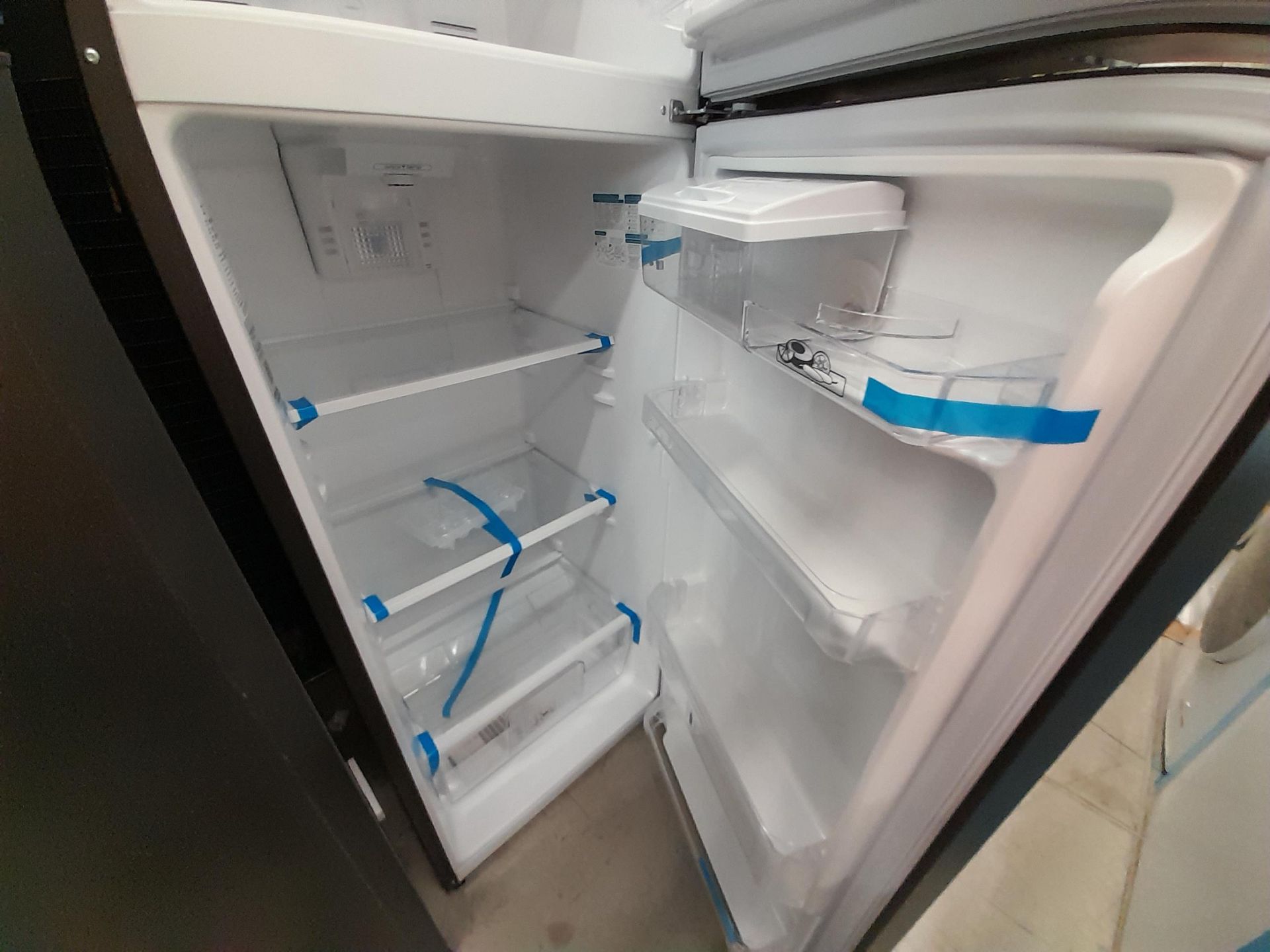 Lote de 2 Refrigeradores contiene: 1 Refrigerador con dispensador de agua Marca MABE, Modelo RMA300 - Image 5 of 8