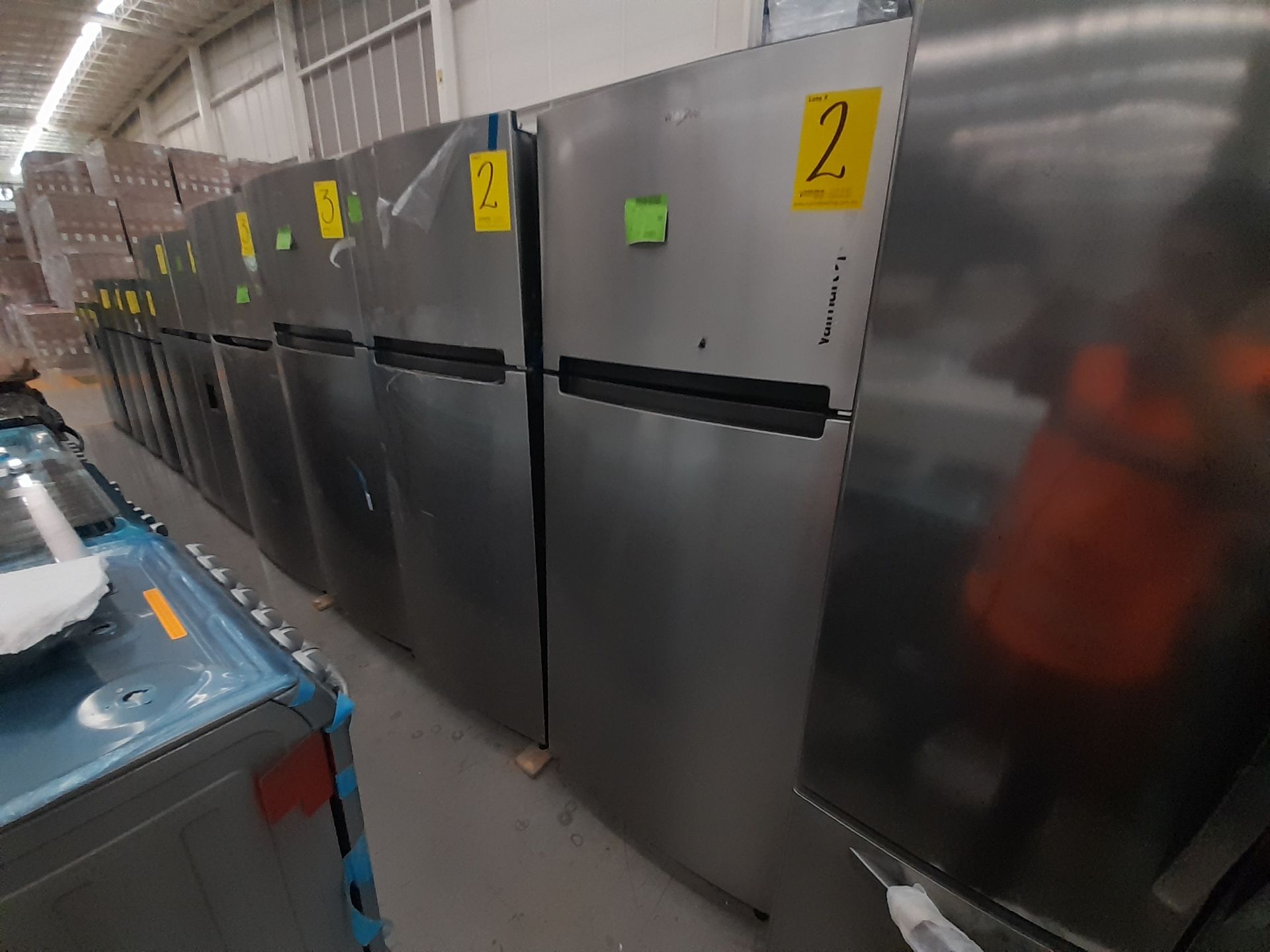 Lote de 2 Refrigeradores contiene: 1 Refrigerador Marca WHIRLPOOL, Modelo WT1818A, Color GRIS; 1 Re - Image 2 of 8