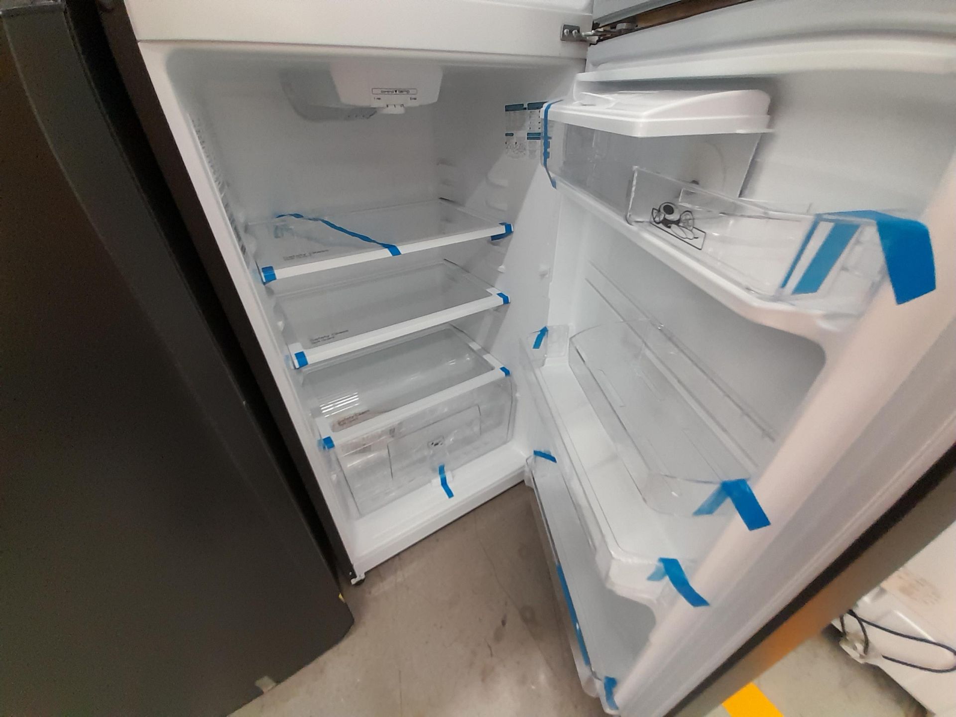 Lote de 2 Refrigeradores contiene: 1 Refrigerador con dispensador de agua Marca MABE, Modelo RME360 - Image 7 of 8