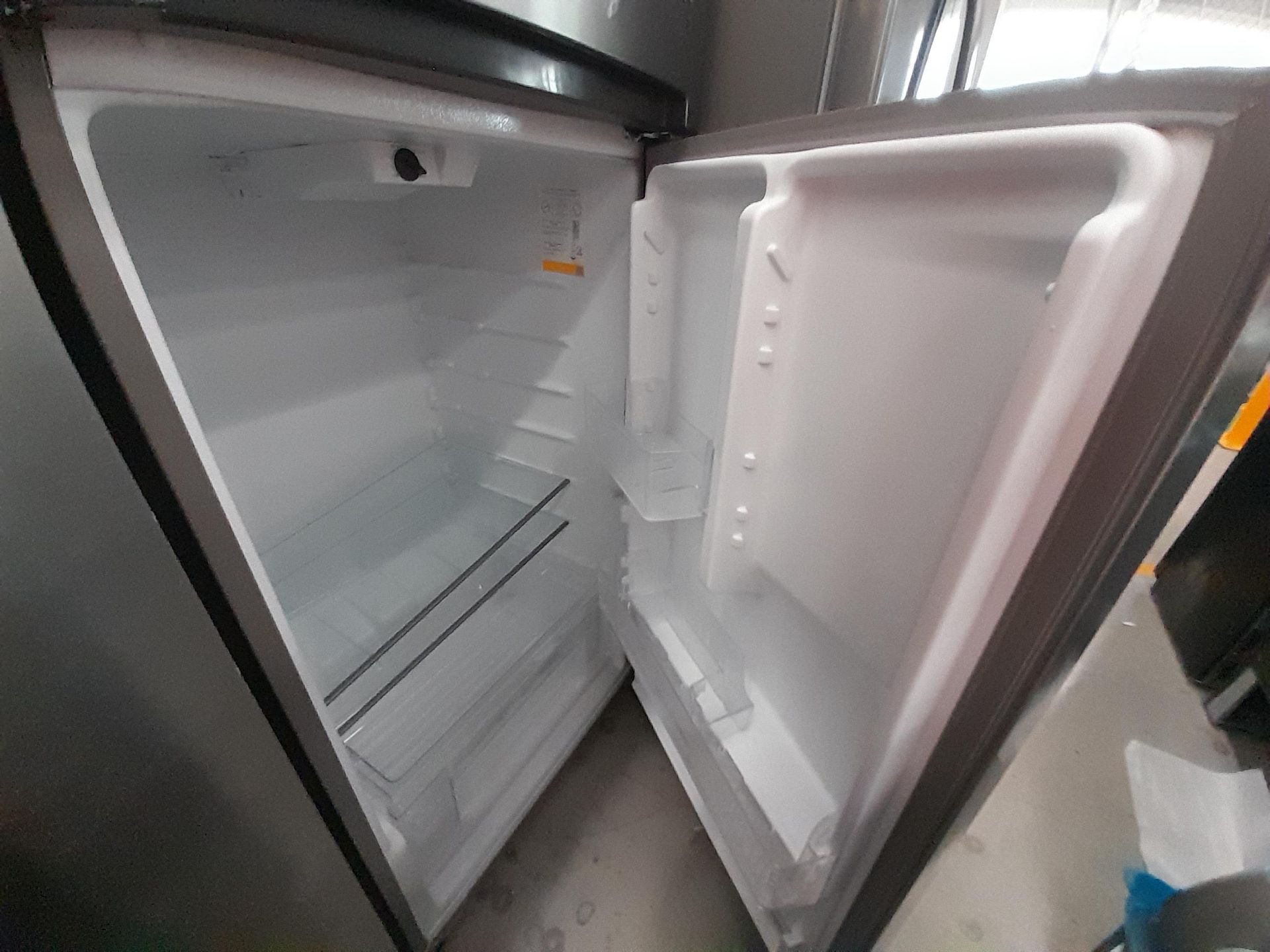 Lote de 2 Refrigeradores contiene: 1 Refrigerador Marca WHIRLPOOL, Modelo WT1818A, Color GRIS; 1 Re - Image 6 of 8
