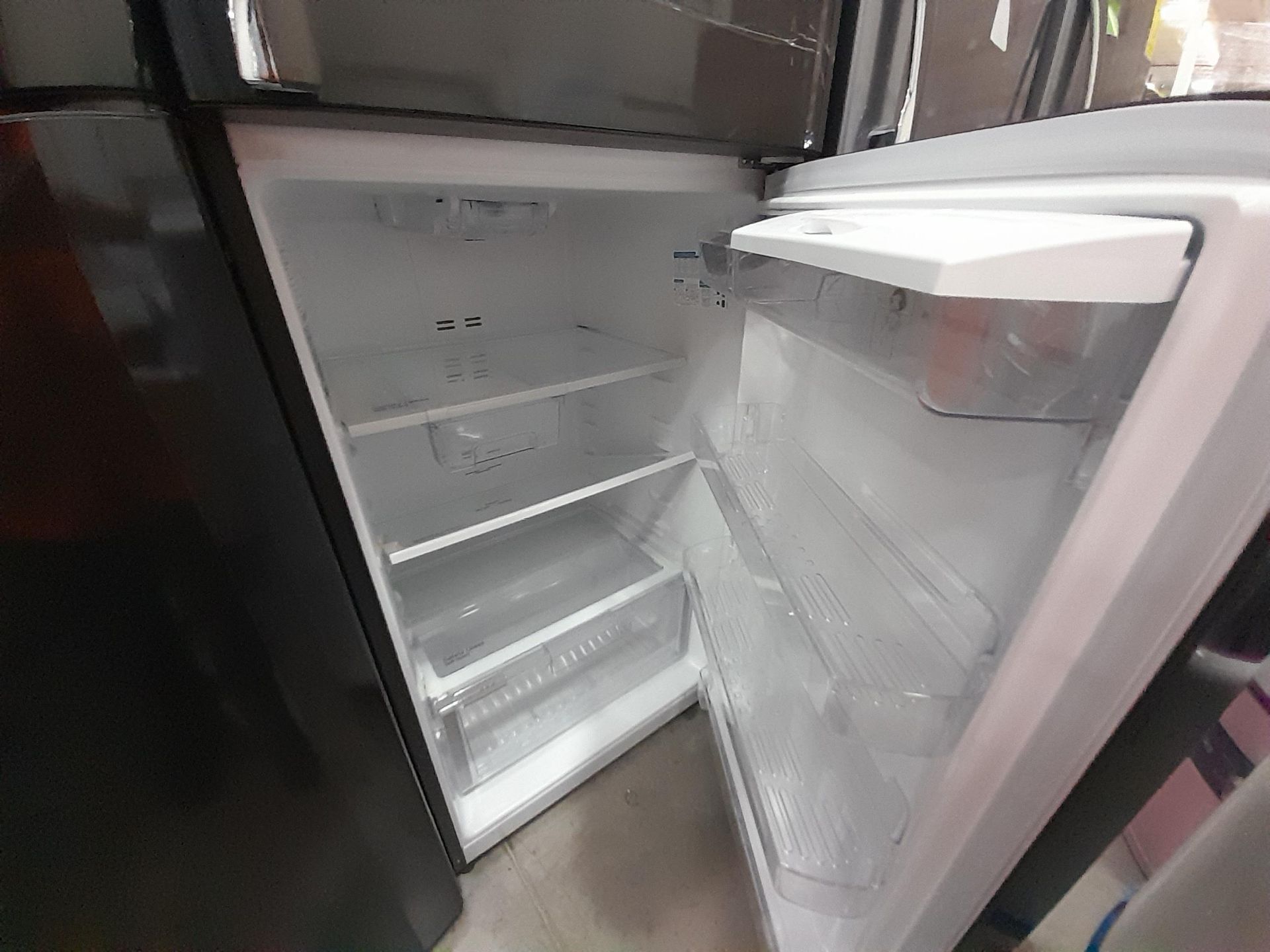 Lote de 2 Refrigeradores contiene: 1 Refrigerador con dispensador de agua Marca MABE, Modelo RMT510 - Image 4 of 6