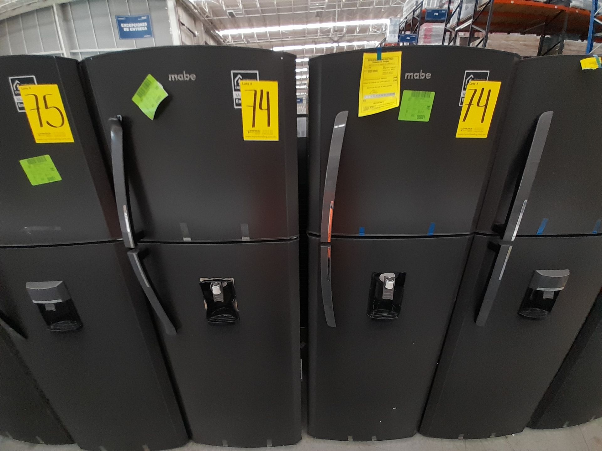 Lote de 2 Refrigeradores contiene: 1 Refrigerador con dispensador de agua Marca MABE, Modelo RMA300