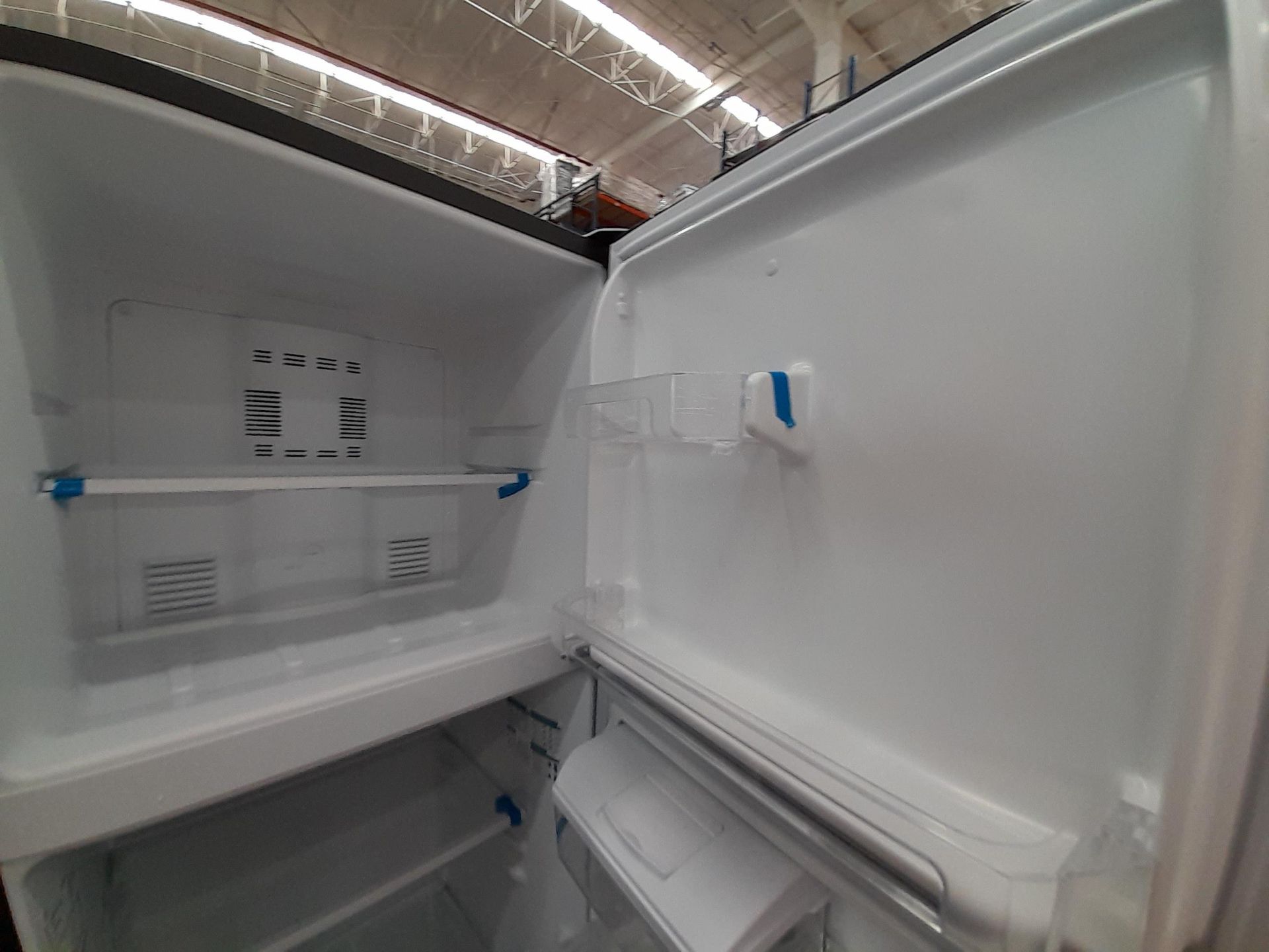 Lote de 2 Refrigeradores contiene: 1 Refrigerador con dispensador de agua Marca MABE, Modelo RMA300 - Image 6 of 8