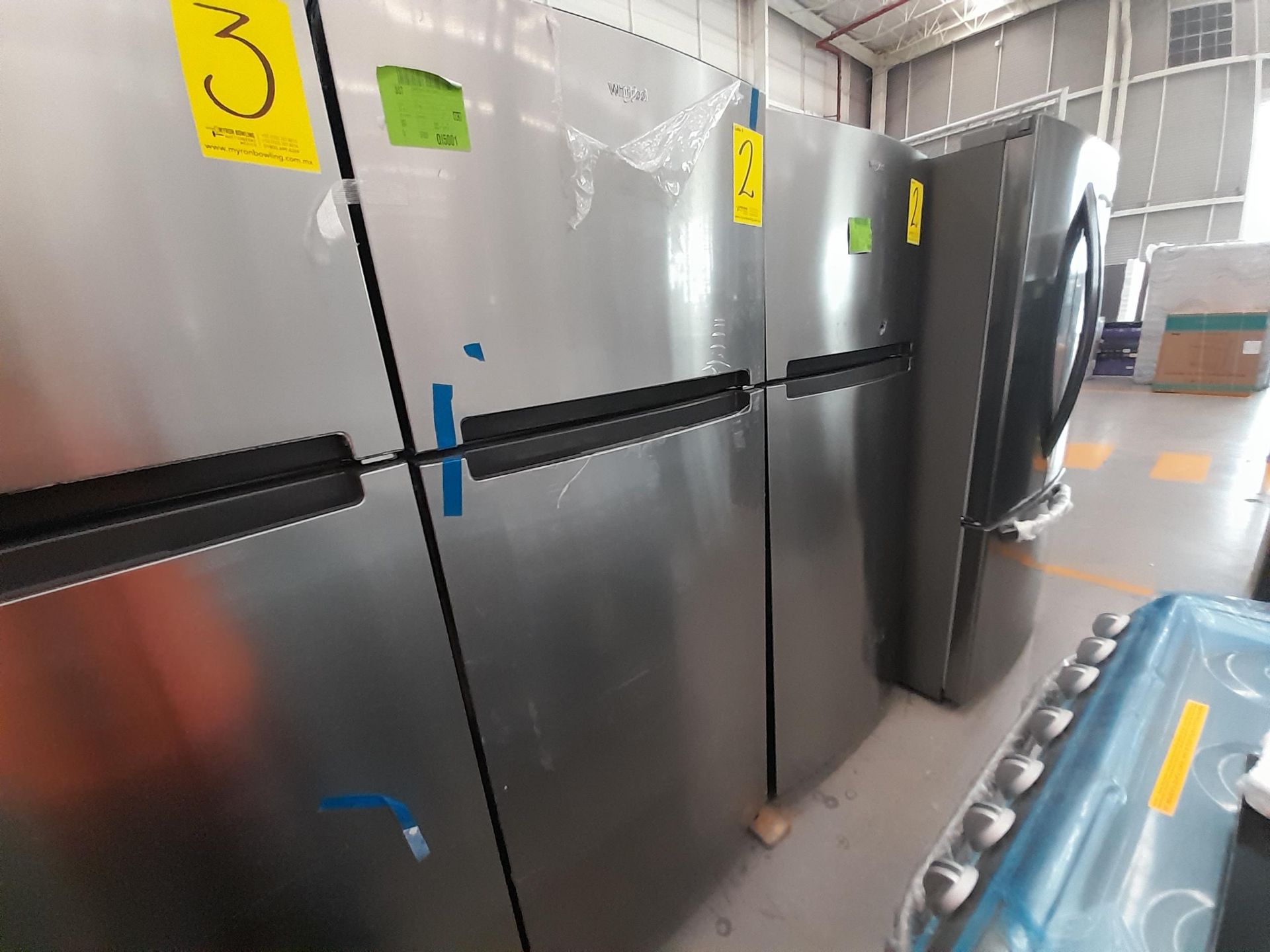 Lote de 2 Refrigeradores contiene: 1 Refrigerador Marca WHIRLPOOL, Modelo WT1818A, Color GRIS; 1 Re - Image 3 of 8