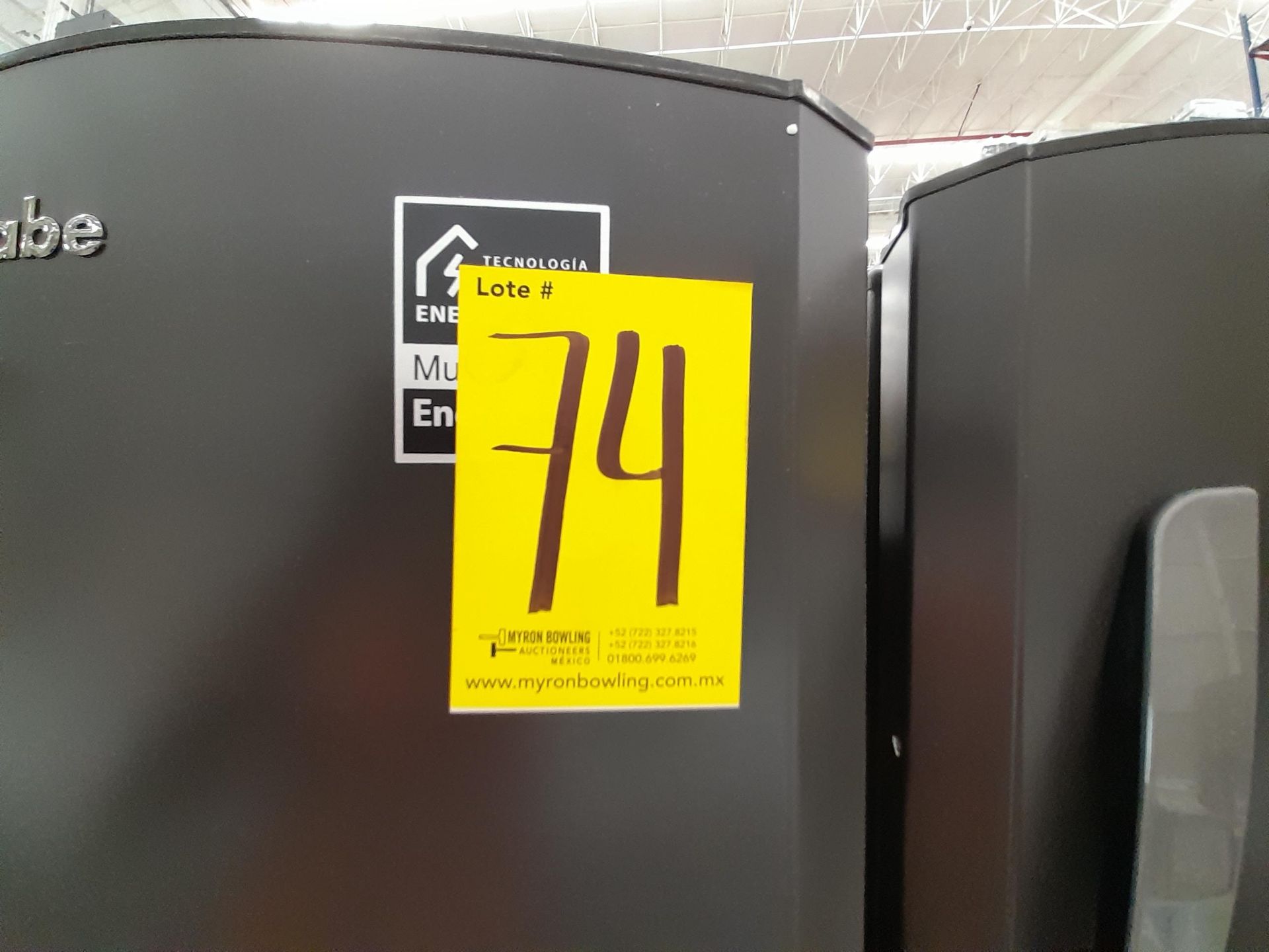 Lote de 2 Refrigeradores contiene: 1 Refrigerador con dispensador de agua Marca MABE, Modelo RMA300 - Image 8 of 8