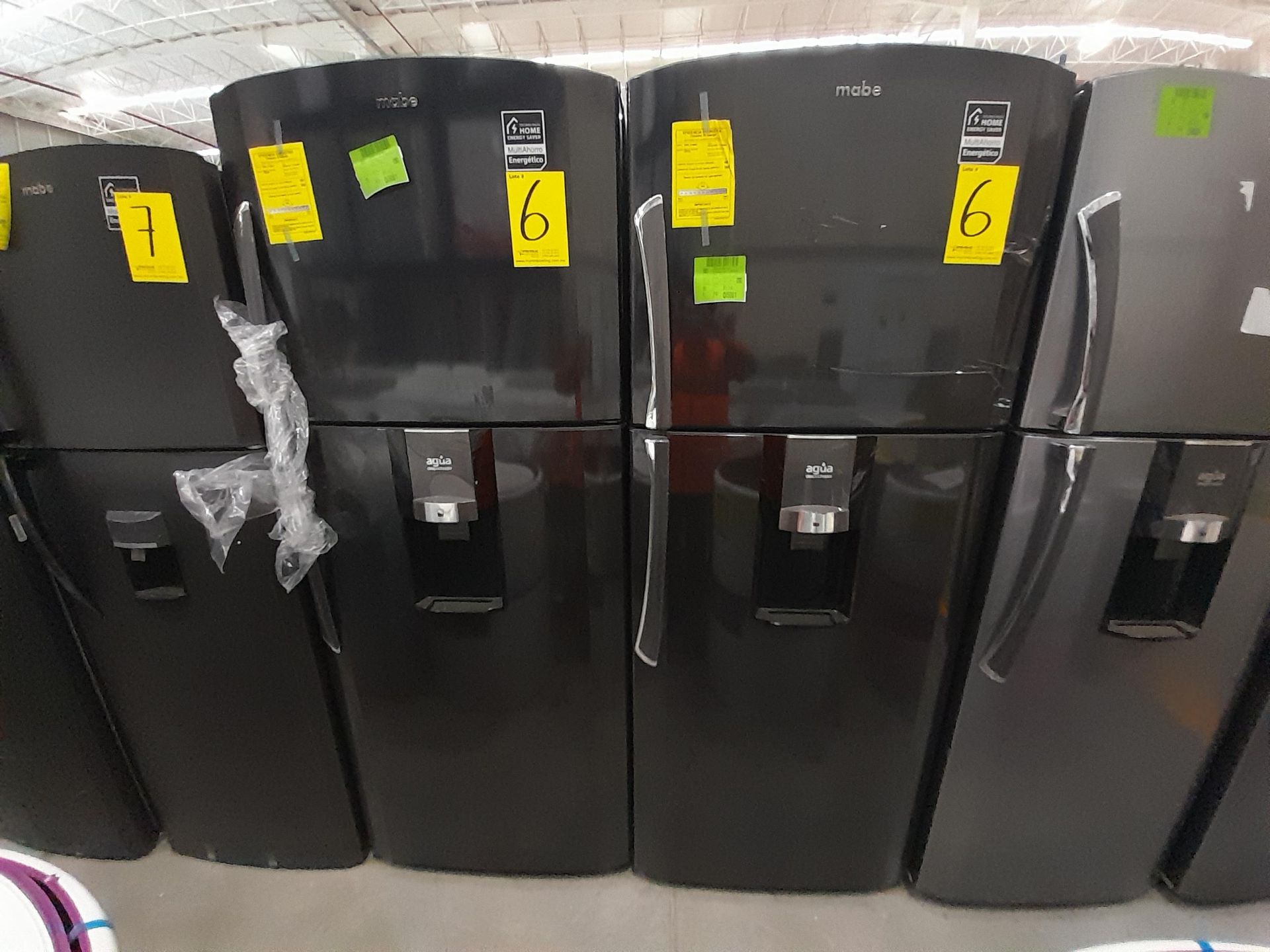 Lote de 2 Refrigeradores contiene: 1 Refrigerador con dispensador de agua Marca MABE, Modelo RMT510