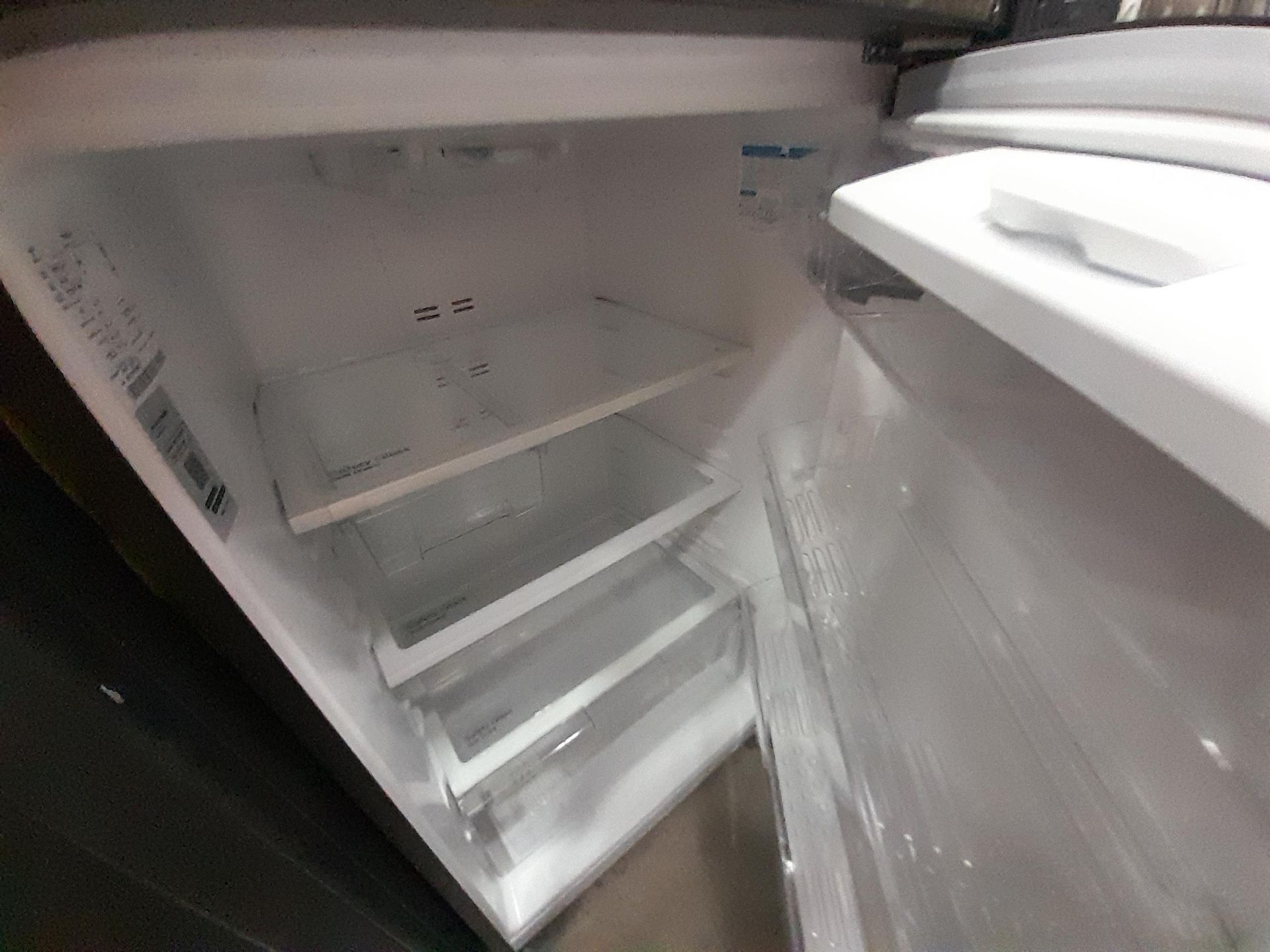 Lote de 2 Refrigeradores contiene: 1 Refrigerador con dispensador de agua Marca MABE, Modelo RMT510 - Image 5 of 6