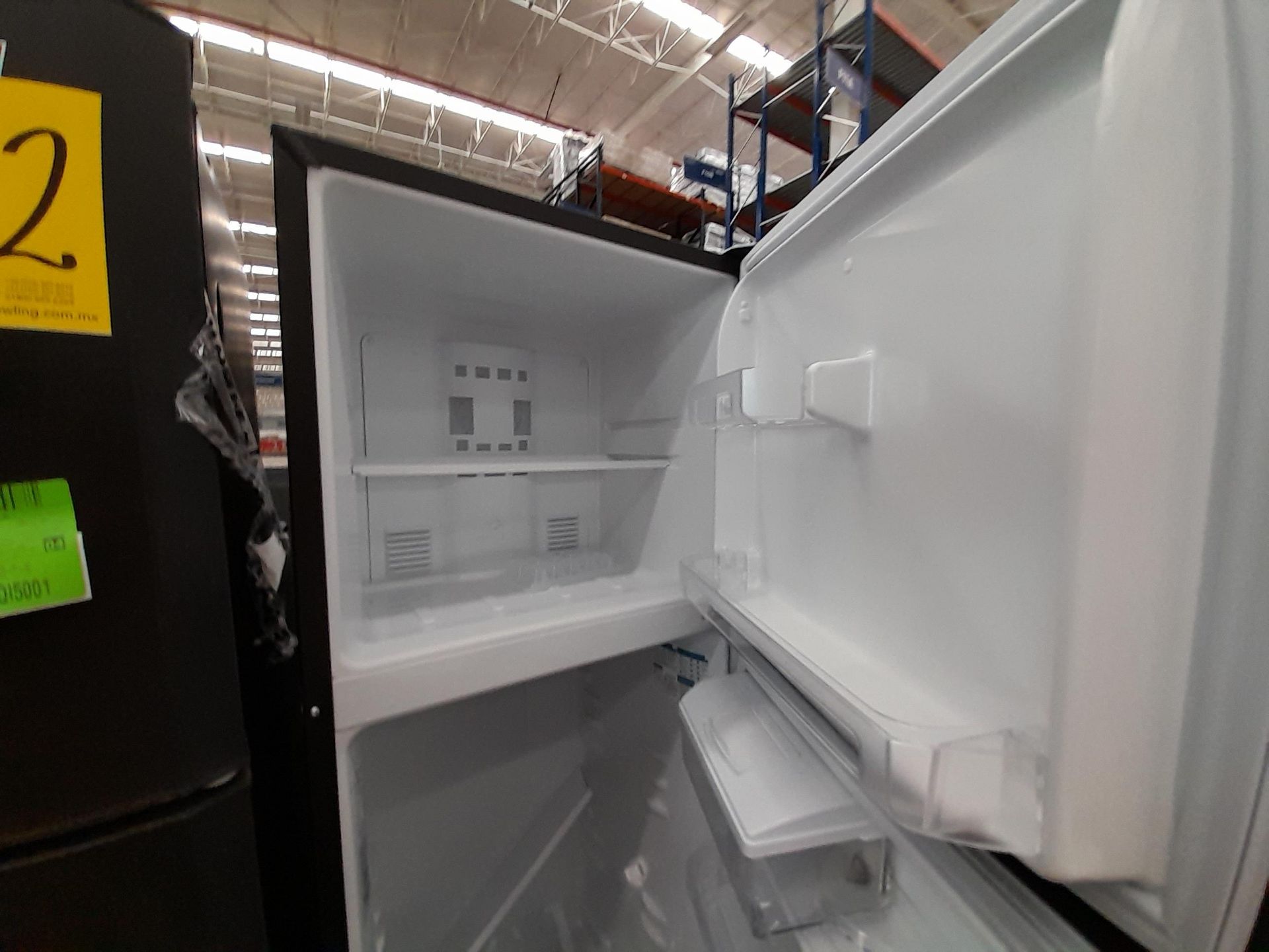 Lote de 2 Refrigeradores contiene: 1 Refrigerador con dispensador de agua Marca MABE, Modelo RMA300 - Image 6 of 8