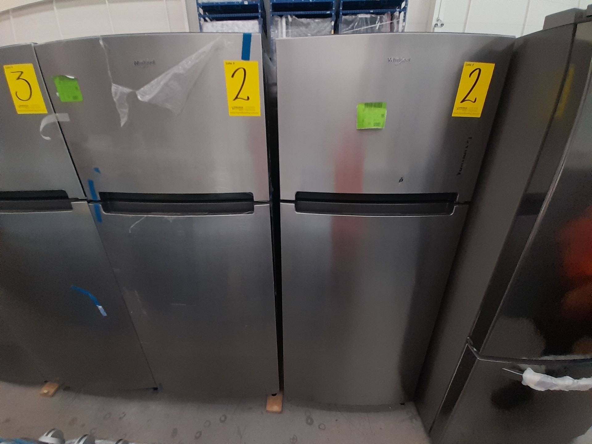 Lote de 2 Refrigeradores contiene: 1 Refrigerador Marca WHIRLPOOL, Modelo WT1818A, Color GRIS; 1 Re
