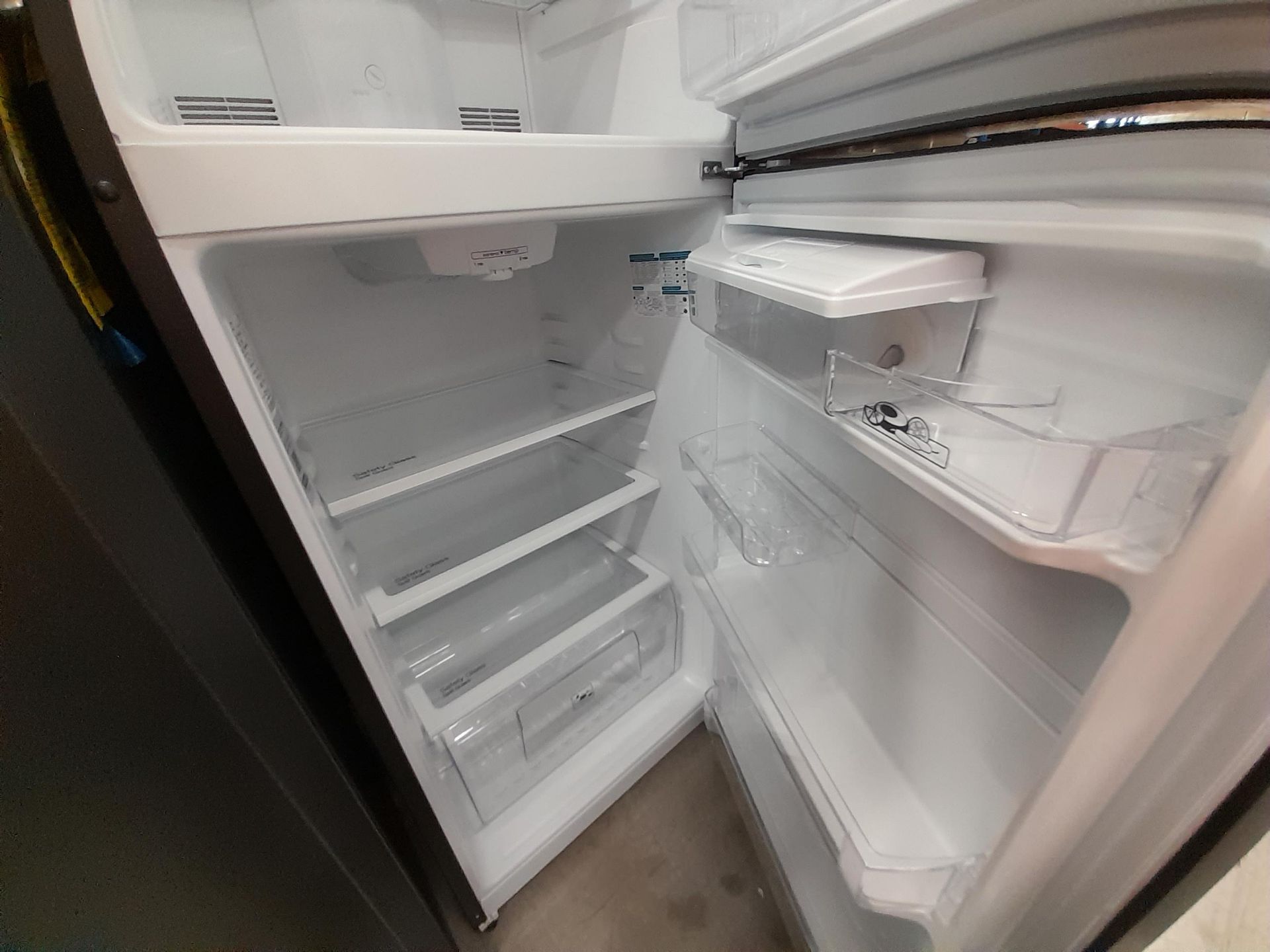 Lote de 2 Refrigeradores contiene: 1 Refrigerador con dispensador de agua Marca MABE, Modelo RME360 - Image 5 of 8
