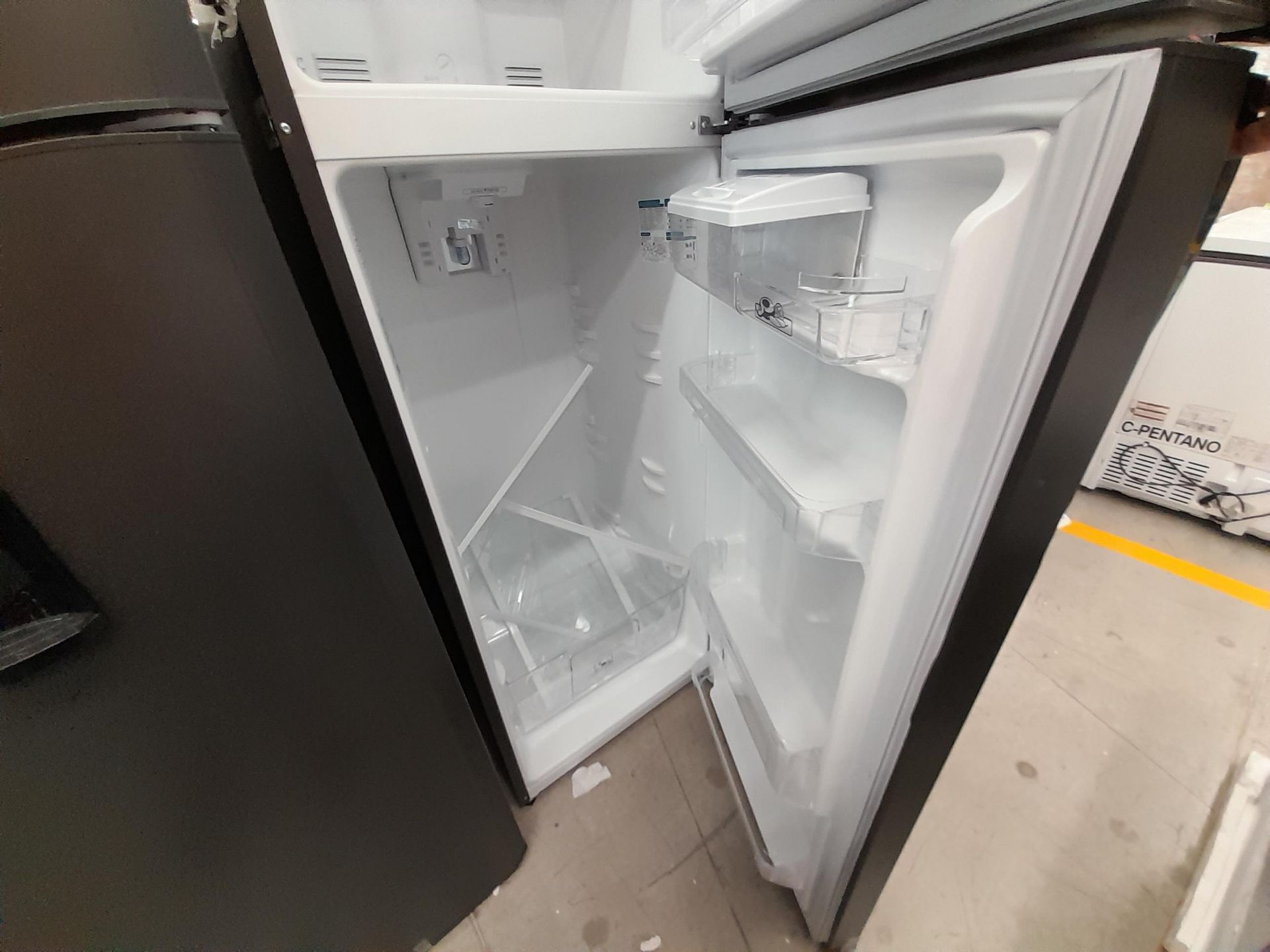 Lote de 2 Refrigeradores contiene: 1 Refrigerador con dispensador de agua Marca MABE, Modelo RMA300 - Image 7 of 8