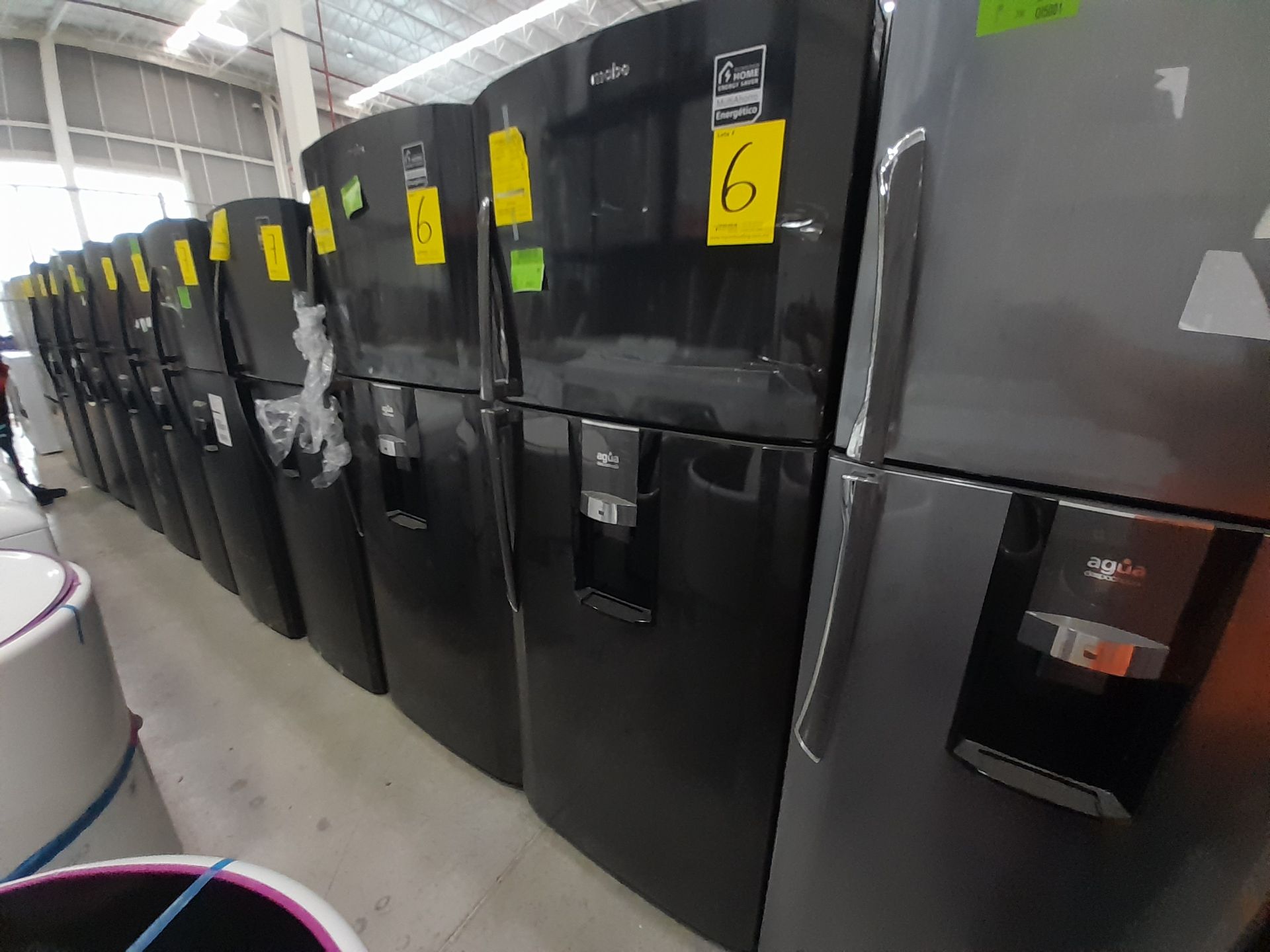 Lote de 2 Refrigeradores contiene: 1 Refrigerador con dispensador de agua Marca MABE, Modelo RMT510 - Image 3 of 6