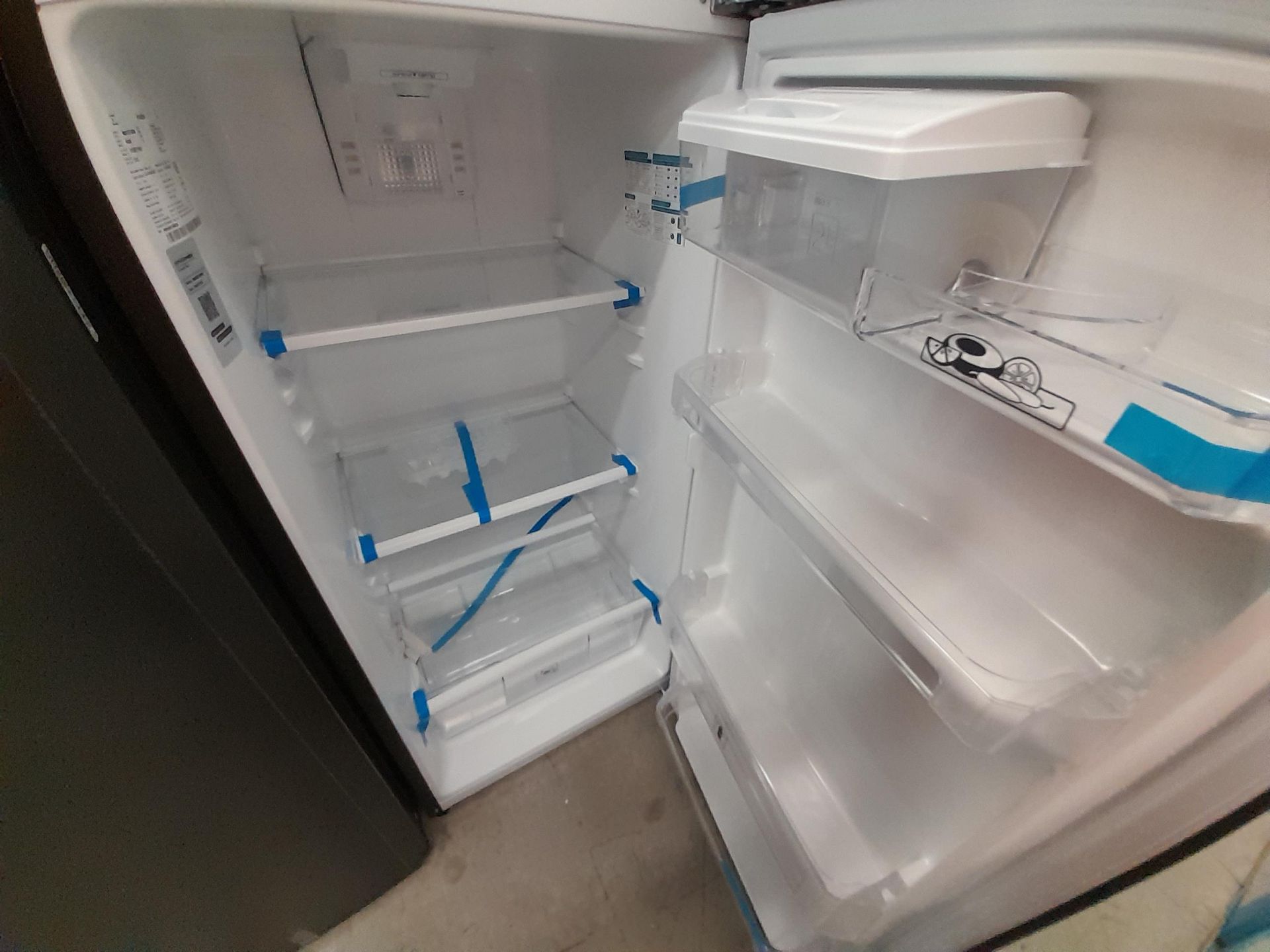 Lote de 2 Refrigeradores contiene: 1 Refrigerador con dispensador de agua Marca MABE, Modelo RMA300 - Image 7 of 8