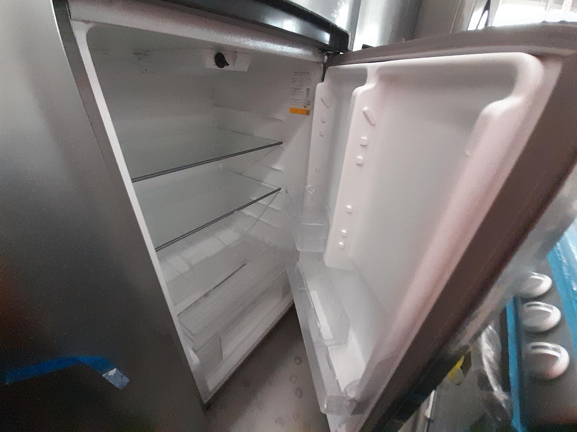 Lote de 2 Refrigeradores contiene: 1 Refrigerador Marca WHIRLPOOL, Modelo WT1818A, Color GRIS; 1 Re - Image 5 of 8