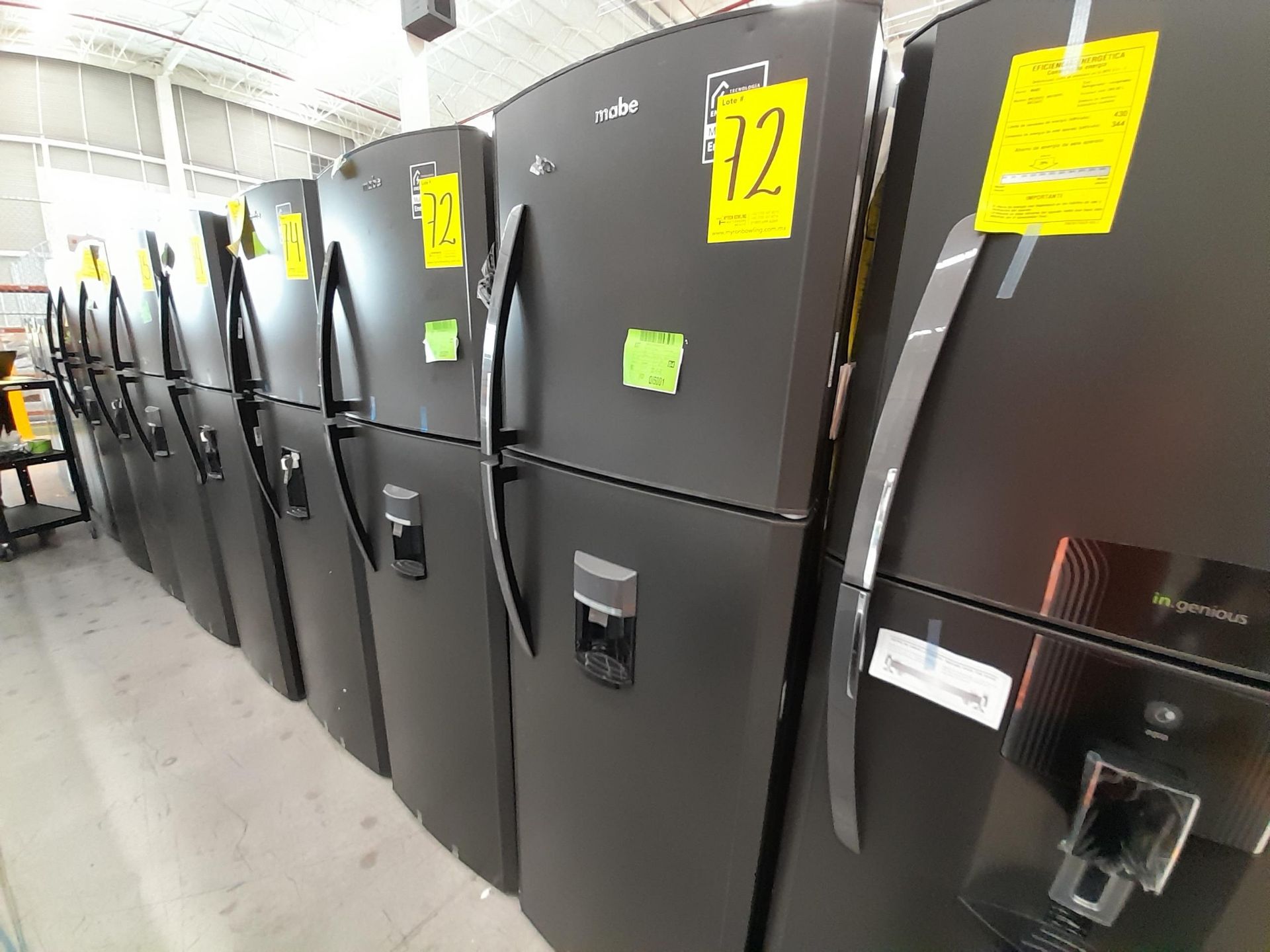 Lote de 2 Refrigeradores contiene: 1 Refrigerador con dispensador de agua Marca MABE, Modelo RMA300 - Image 3 of 8