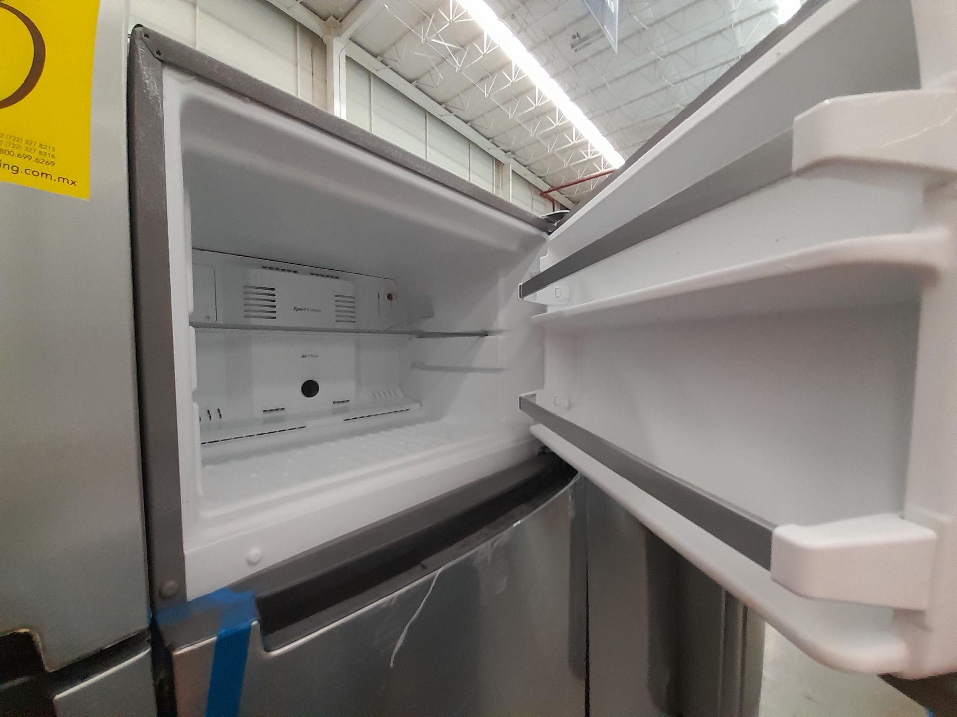 Lote de 2 Refrigeradores contiene: 1 Refrigerador Marca WHIRLPOOL, Modelo WT1818A, Color GRIS; 1 Re - Image 4 of 8