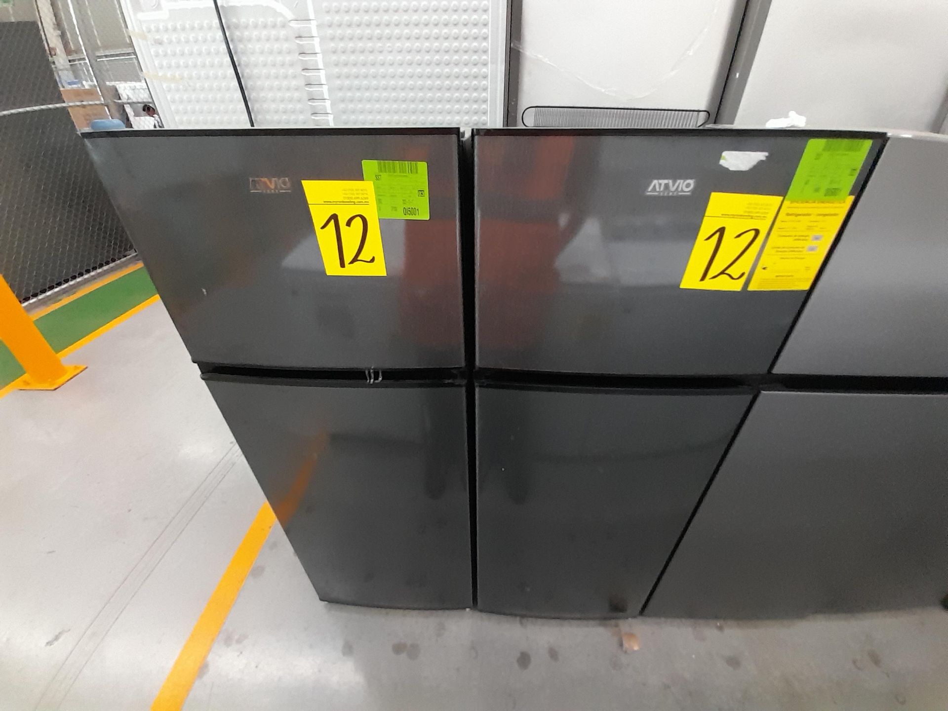 Lote de 2 Refrigeradores contiene: 1 Refrigerador Marca ATVIO, Modelo AT73TMS, Color GRIS; 1 Refrig