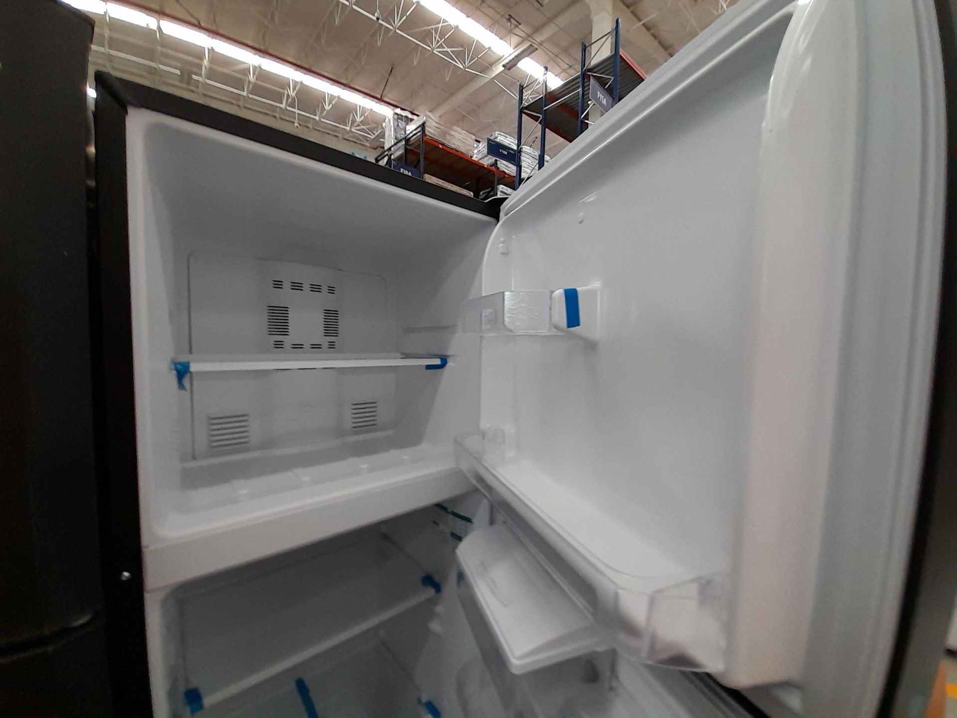 Lote de 2 Refrigeradores contiene: 1 Refrigerador con dispensador de agua Marca MABE, Modelo RMA300 - Image 4 of 8