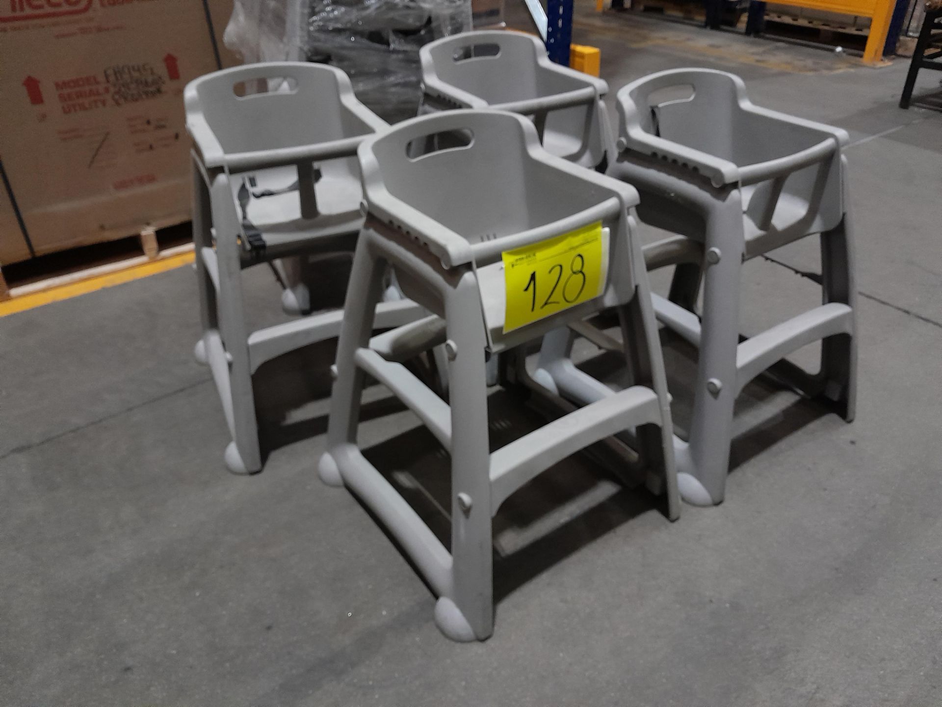 Lote de 7 sillas periqueras para niño, color gris (Equipo usado) - Image 2 of 4