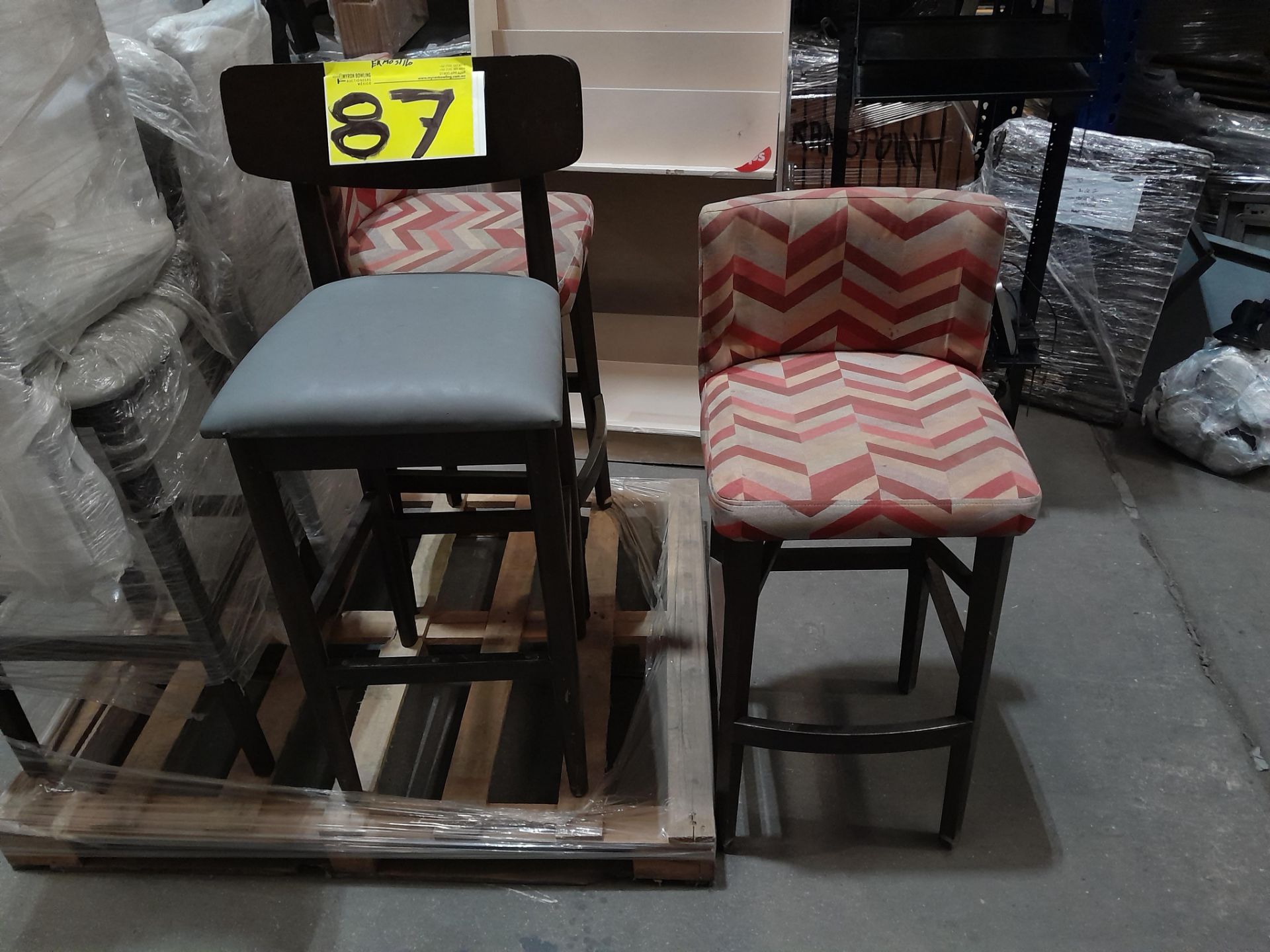 Lote de 7 sillas periqueras contiene: 2 sillas periqueras forradas de tela de asiento y respaldo; 5