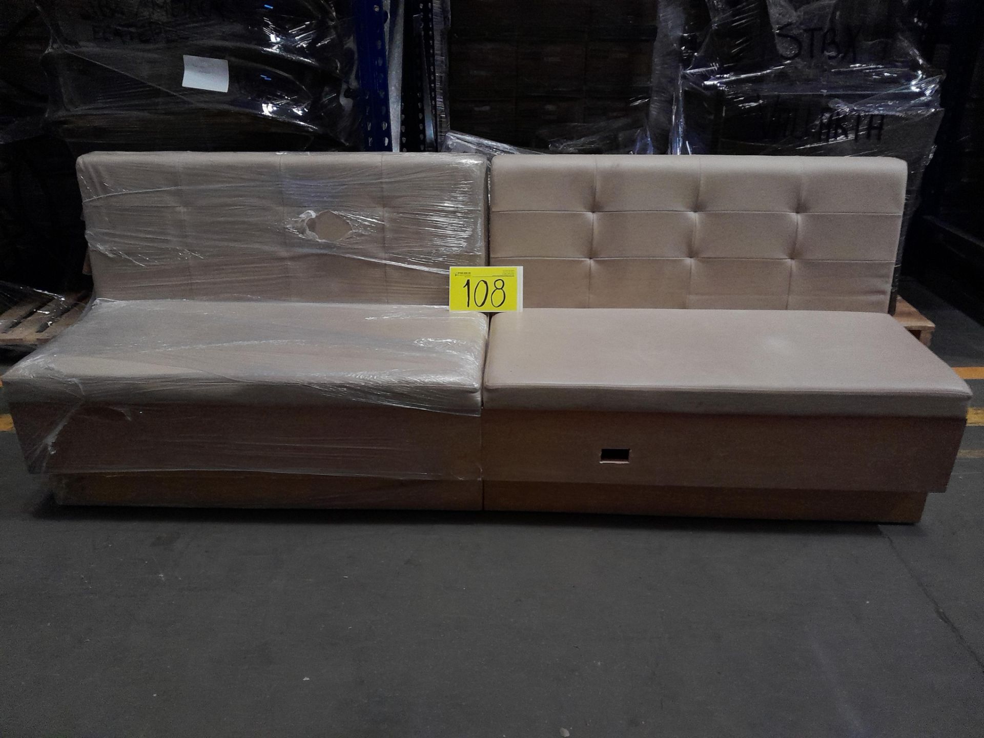 Lote de 6 sillones loveseat de aprox. 118 cm de largo, forrados (Equipo usado)