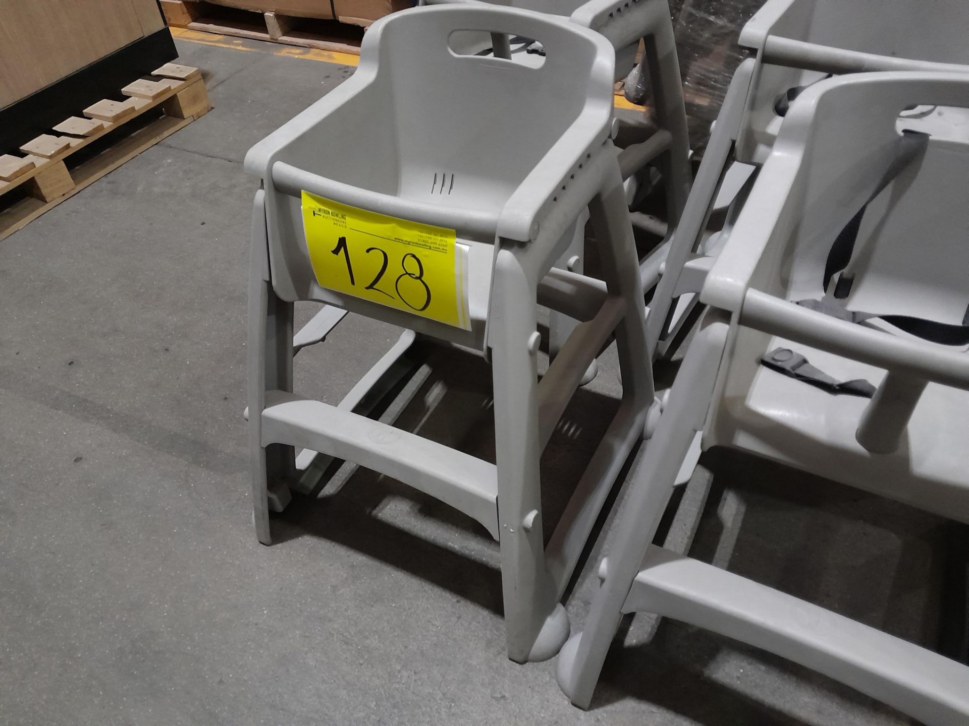 Lote de 7 sillas periqueras para niño, color gris (Equipo usado) - Image 3 of 4